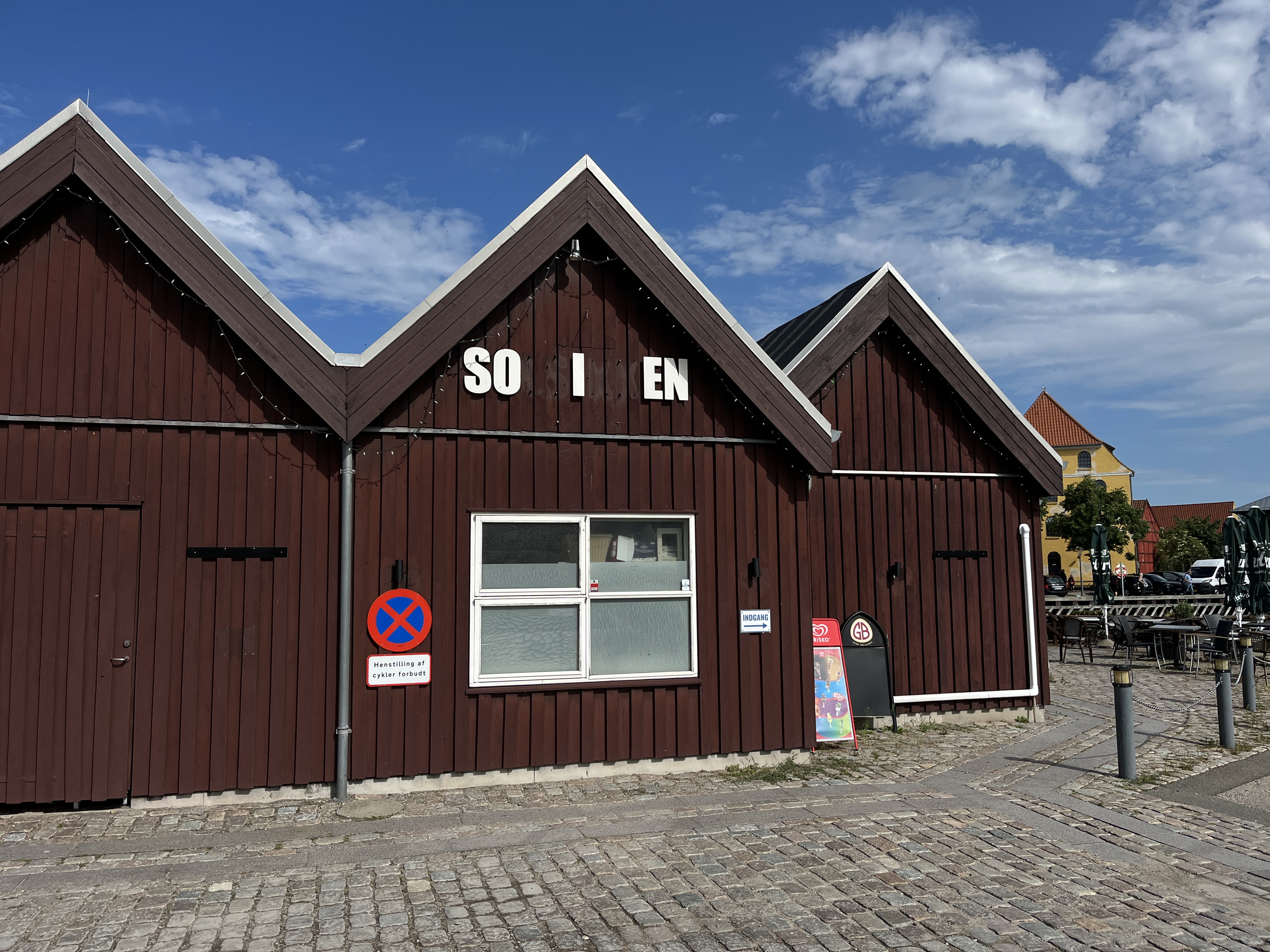 Solsikken må holde lukket efter en brand.