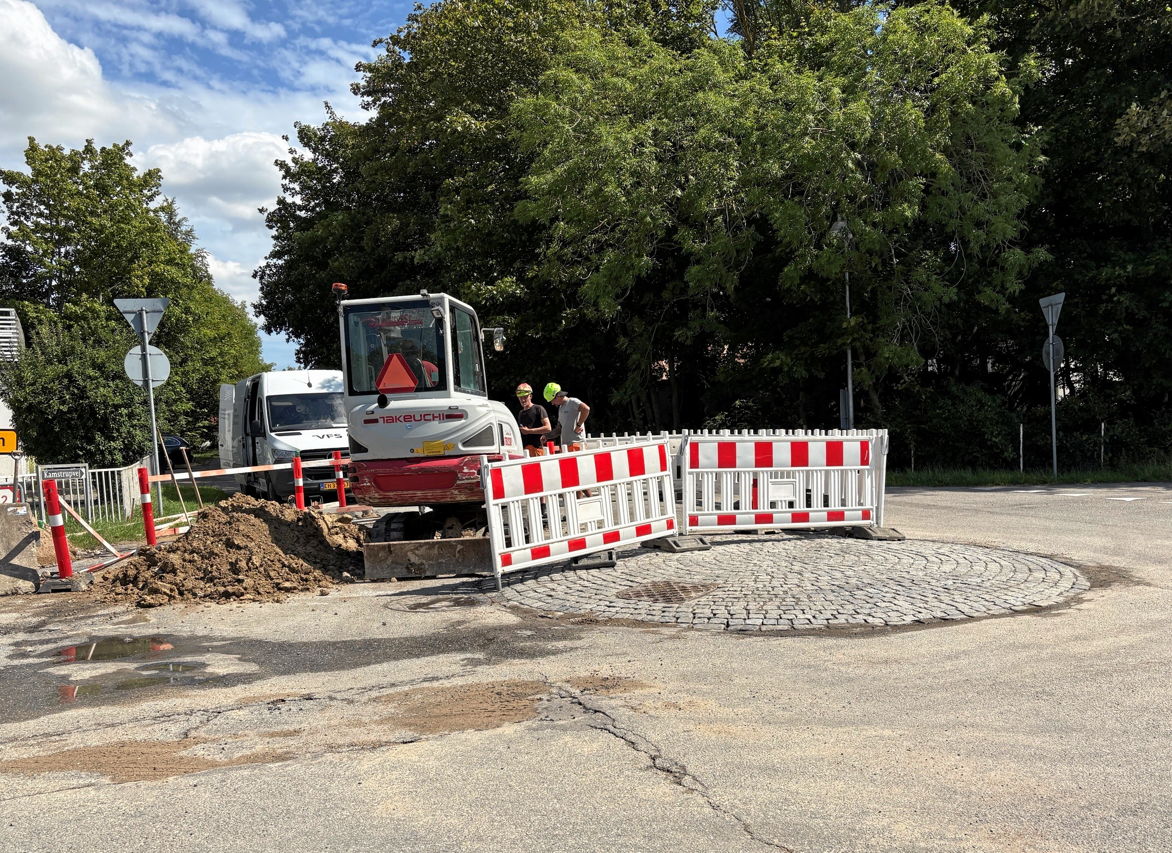 Et overgravet vandrør har tørlagt Darup og Kamstrup.