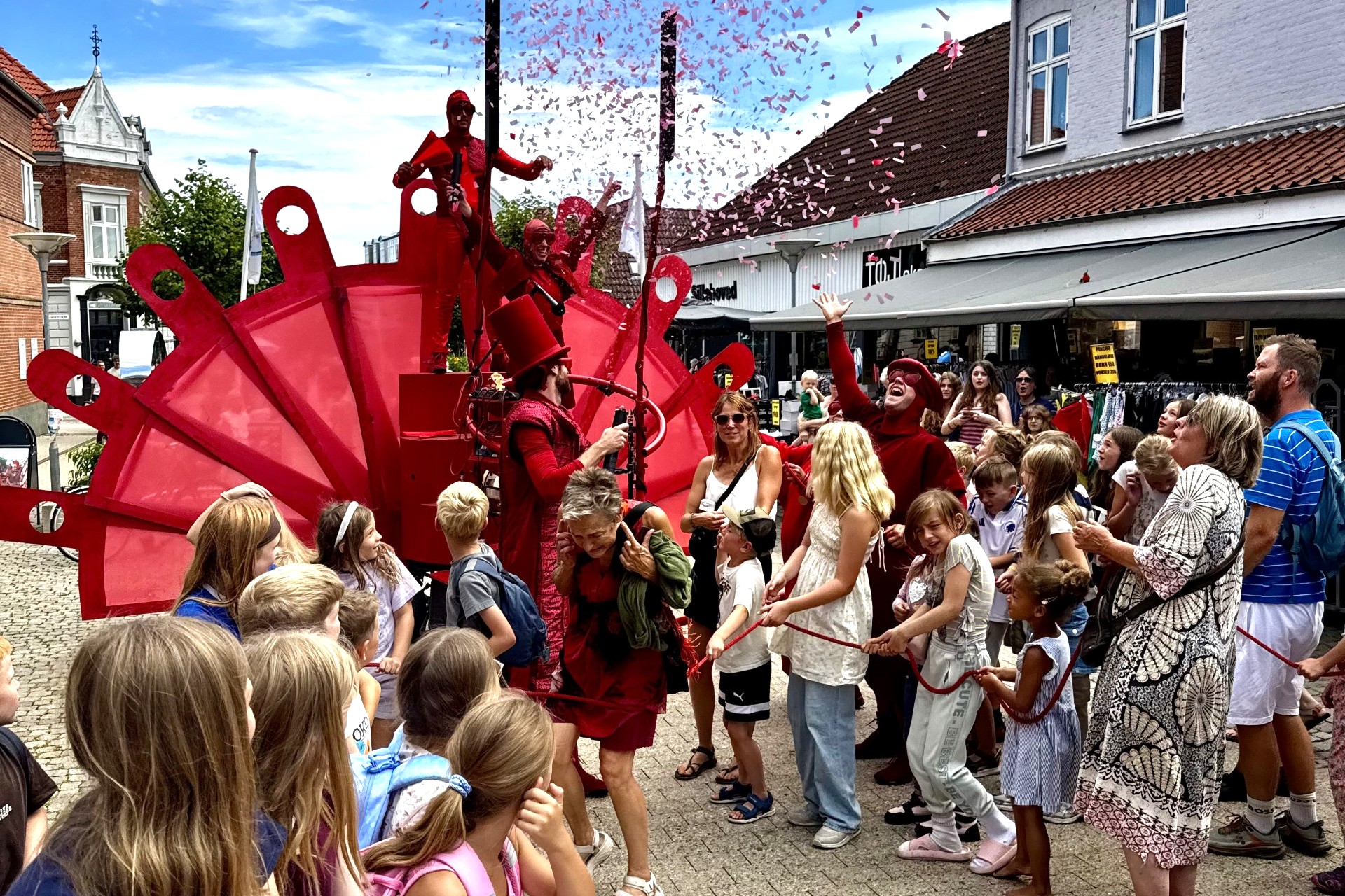 De Røde Løbere kom med det vildeste nycirkus-optog i Nykøbings gågade.
