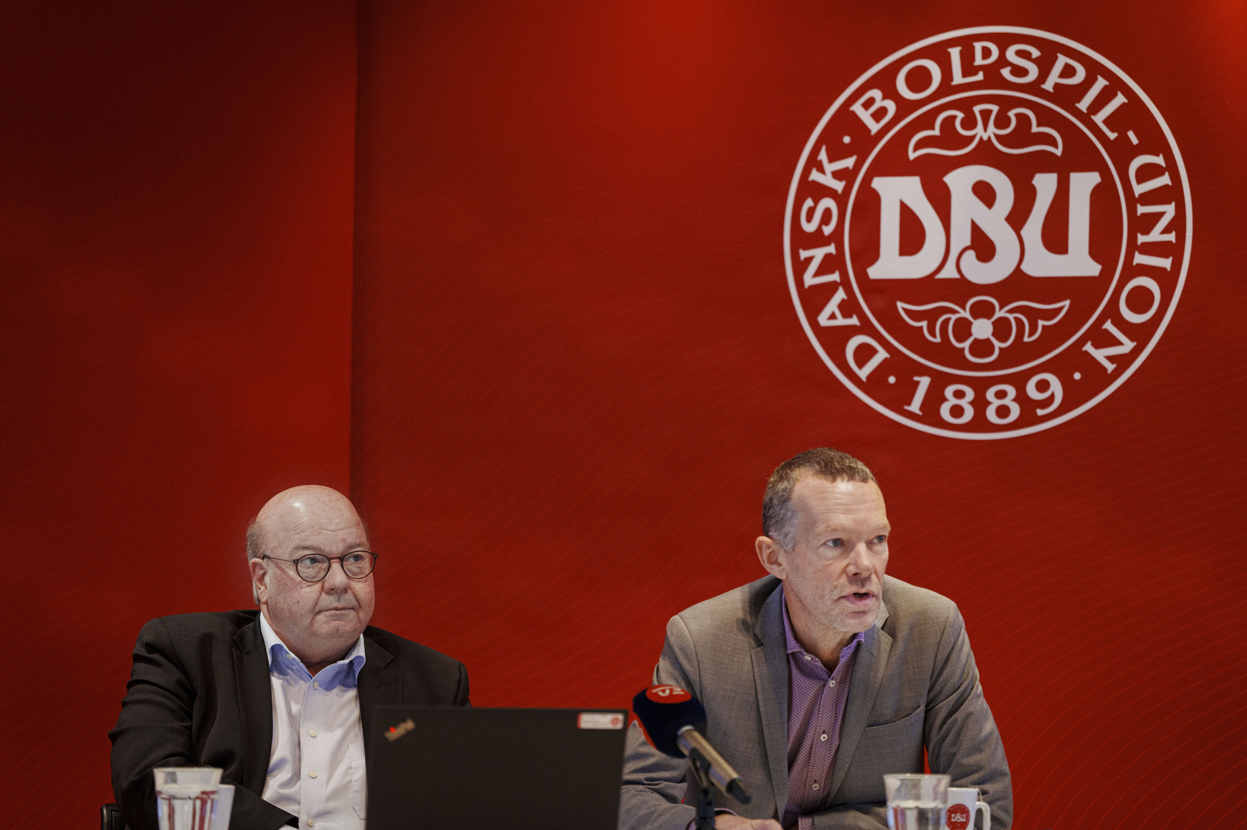 DBU-toppen bestående af formand Jesper Møller og administrerende direktør Erik Brøgger Rasmussen mødes med Uefa torsdag for at drøfte omdiskuteret Fifa-plan. (Arkivfoto).