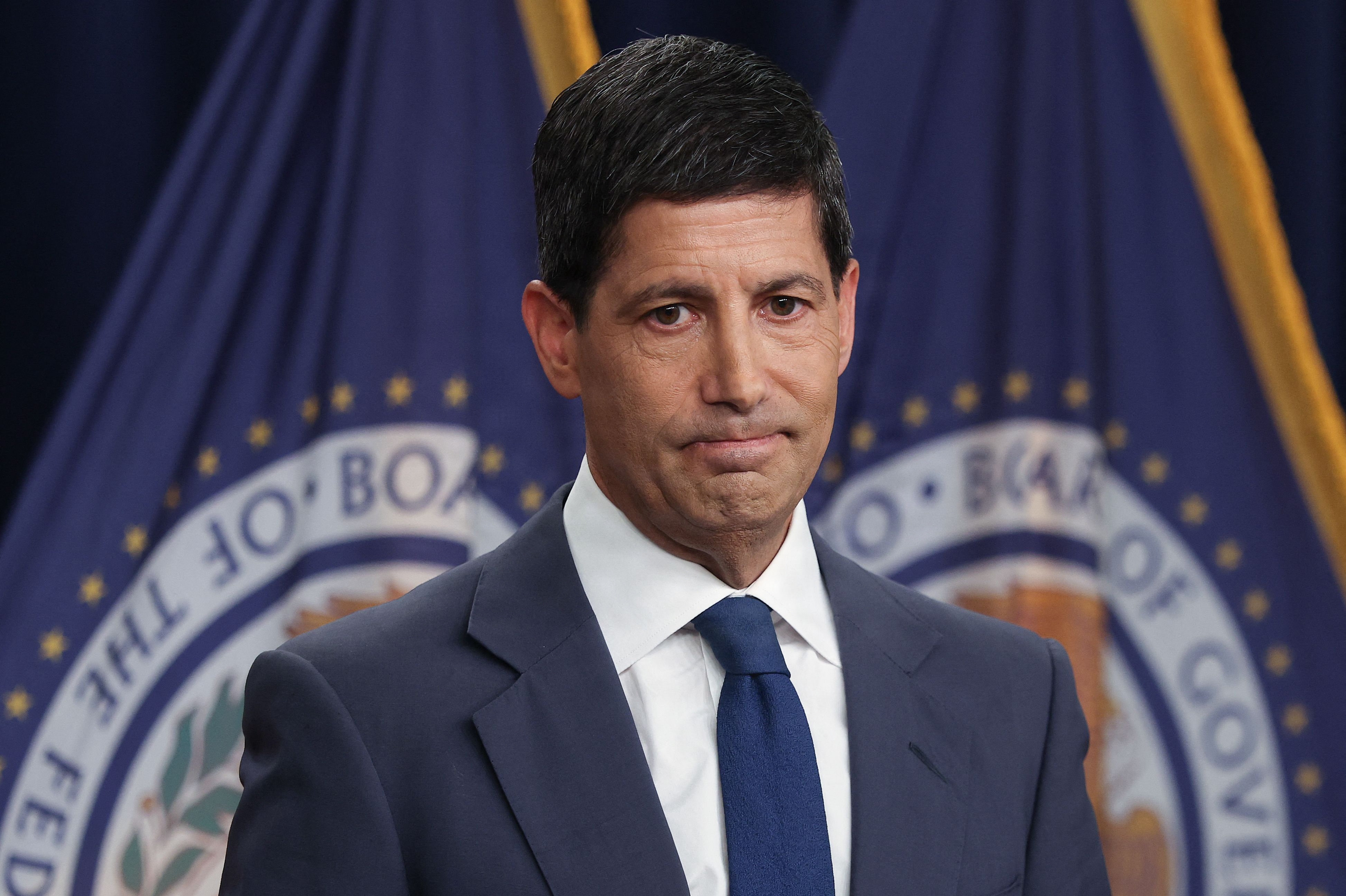 Kevin Warsh, der er chef for USA's centralbank, Fed, præsenterede onsdag den amerikanske styringsrente på et pressemøde.
