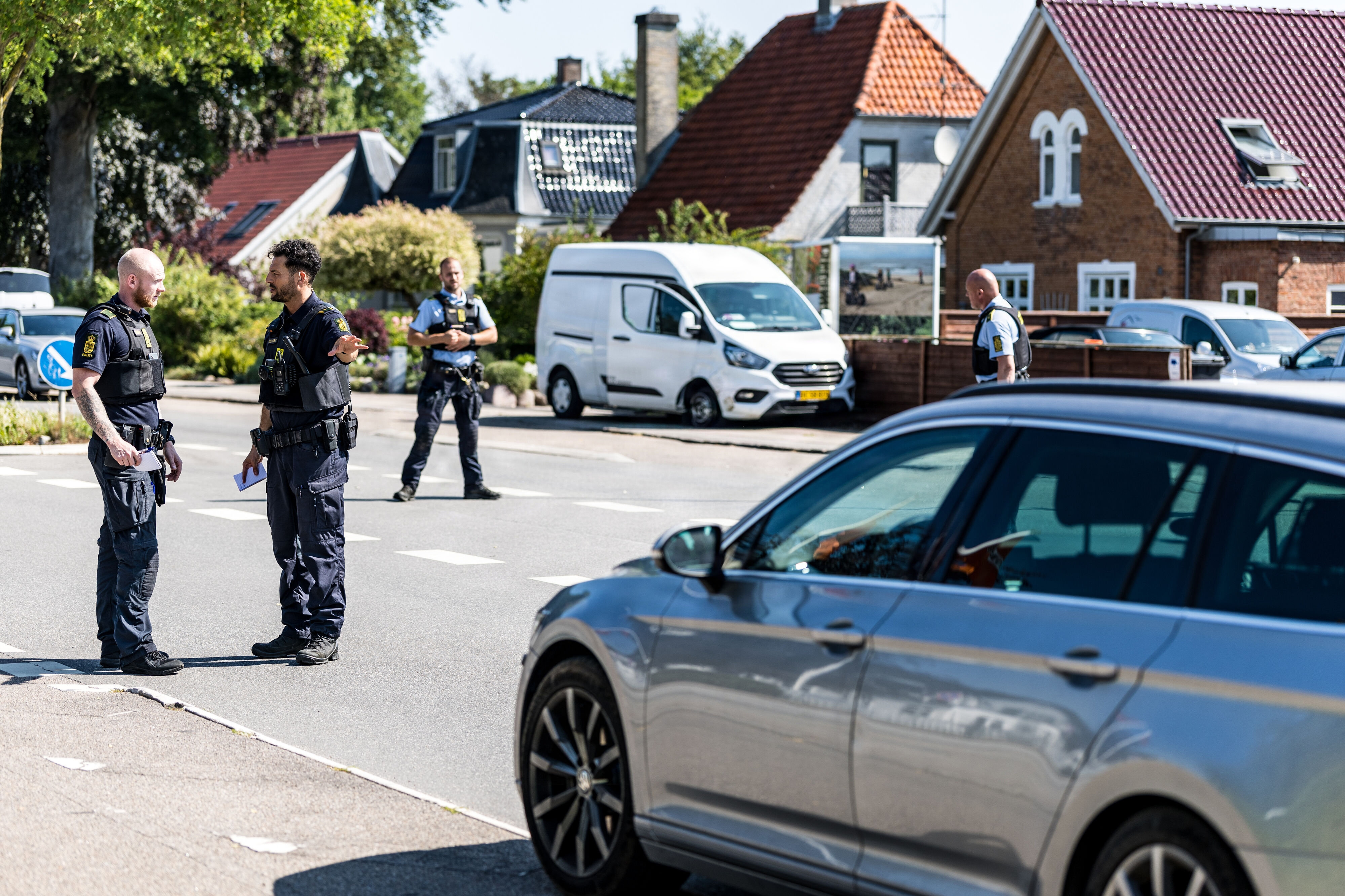 Københavns Vestegns Politi er torsdag til stede på Taastrup Hovedgade. Politiet har affyret skud, efter at to politifolk er blevet forsøgt påkørt, lyder det.