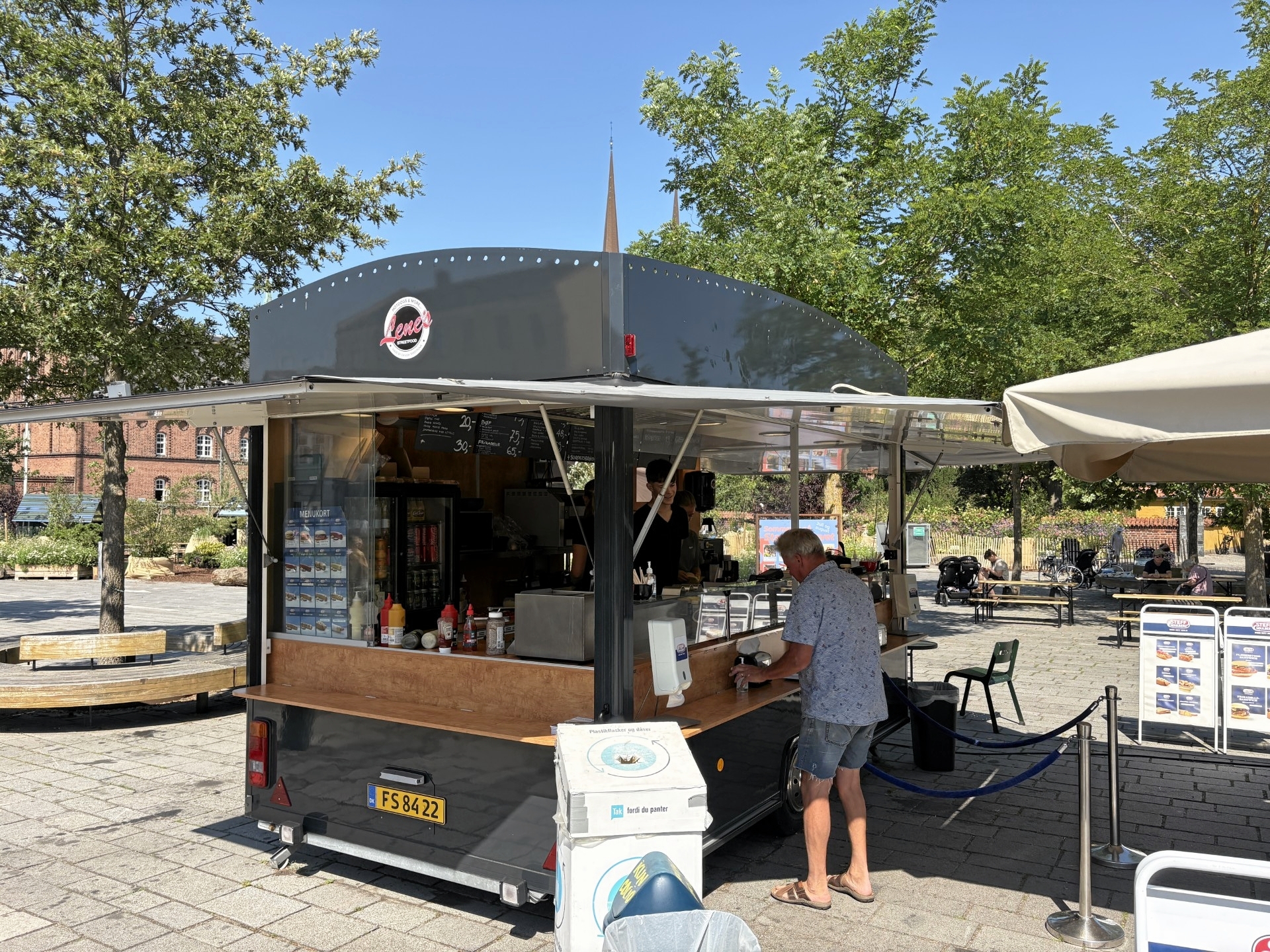 Lene's Streetfood har fået bygget en ny og større pølsevogn. - Kristian Jørgensen Lene's Streetfood har fået bygget en ny og større pølsevogn.