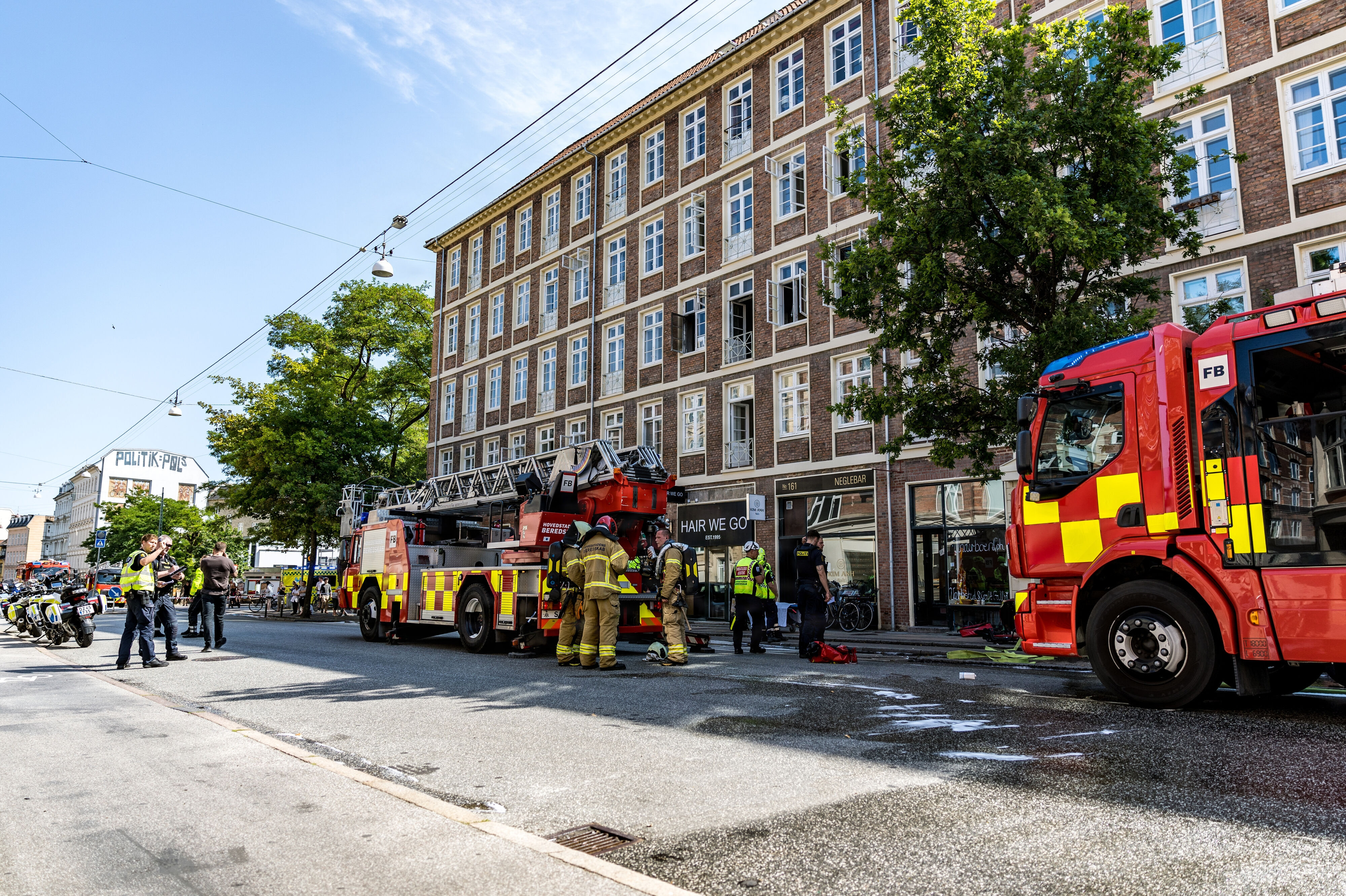 Både politi, brandvæsen og ambulancer arbejdede torsdag eftermiddag på Vesterbrogade på grund af en brand.