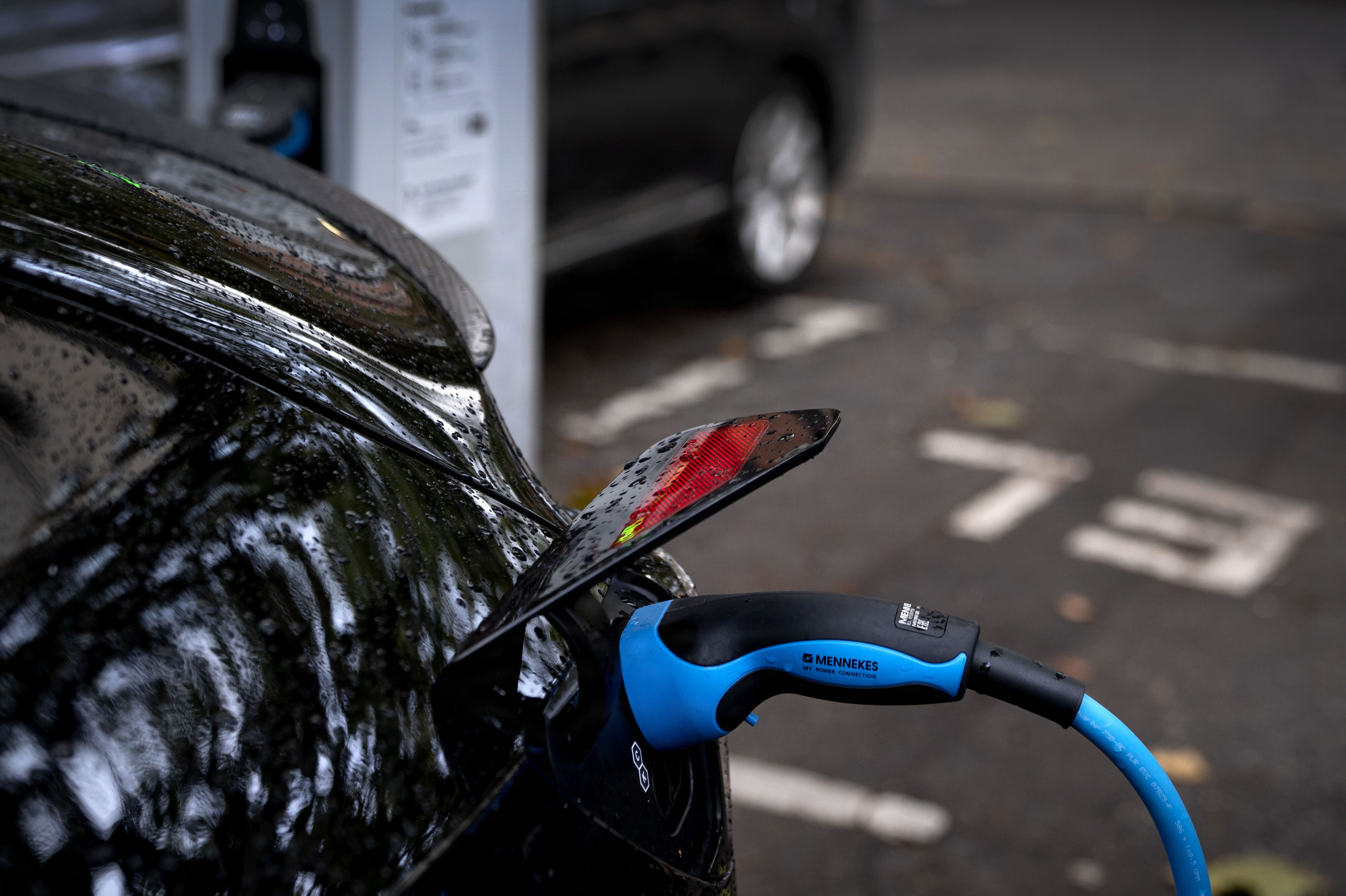 Udsving i elprisen betyder, at det godt kan betale sig at lade elbilen i de timer, hvor prisen er lavest. (Arkivfoto).