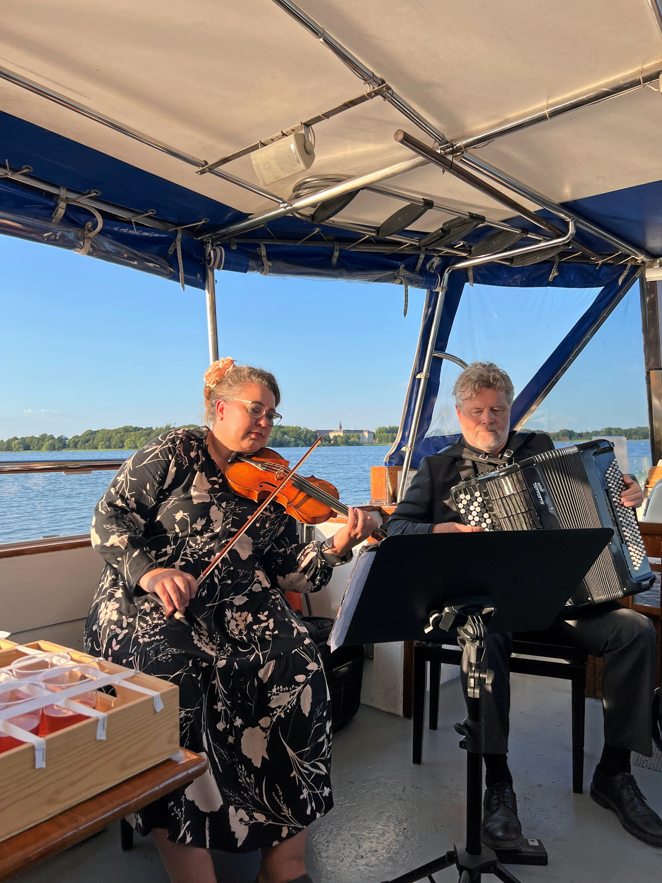 Hanne Askou (violin) og Frode Andersen (accordeon) spillede koncert midt på Sorø Sø i forbindelse med Sorø Internationale Musikfestival.