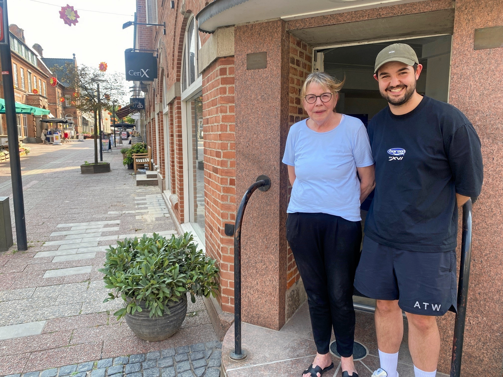 Ejer Inge Christensen og butikschef Rasmus Hansen i døren ind til det nye bagerudsalg.