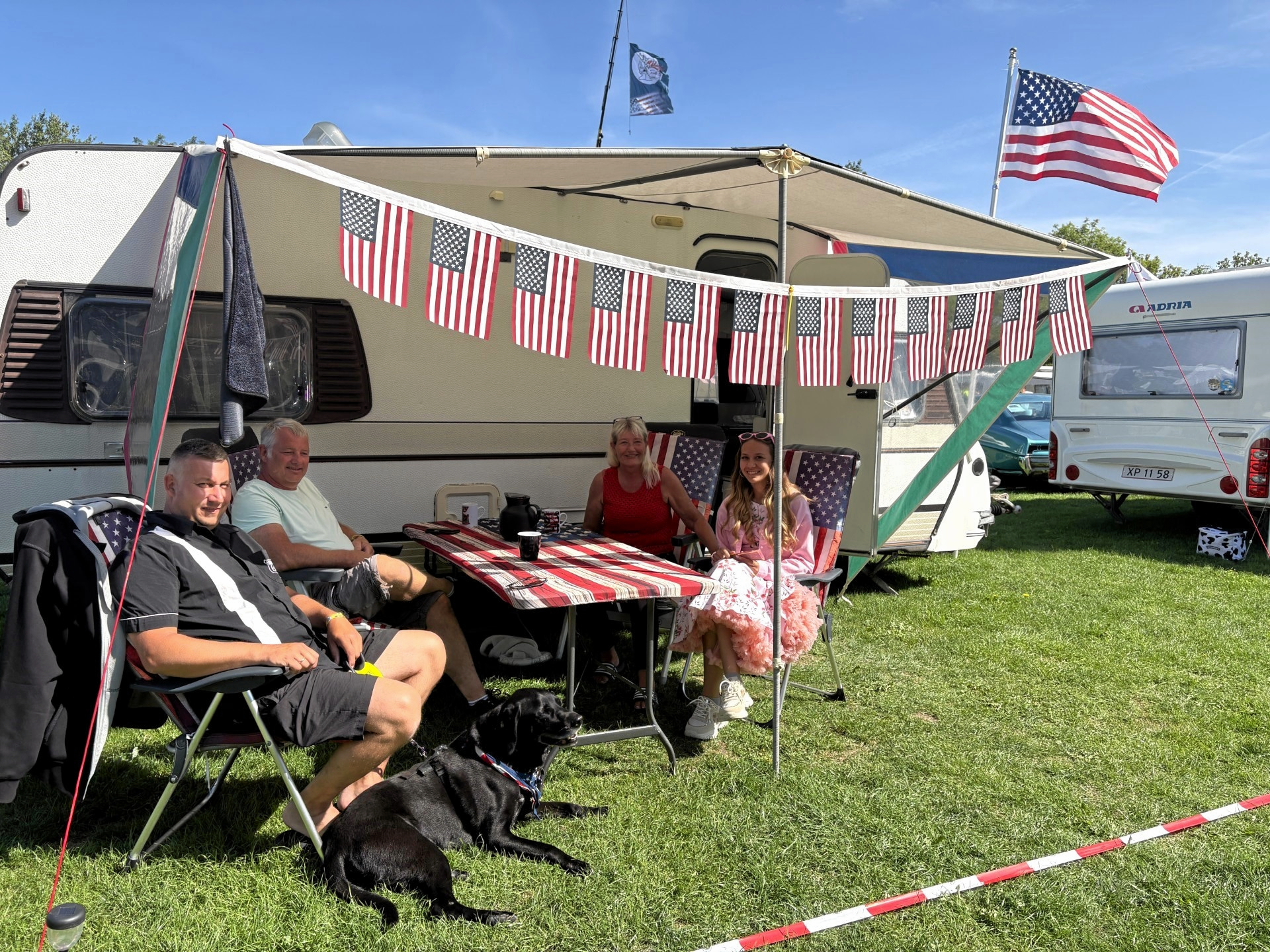 Mikkel Anthoni (tv.), Charlotte Grøn-Overby (bagerst) og mange andre på Viking Run elsker det amerikanske biler og amerikansk kultur, men holder deres nuværende præsident helt ude af ligningen.