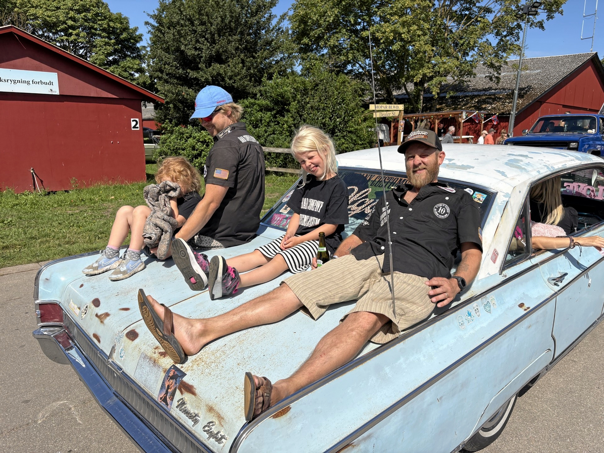 Thomas Enna (forrest) og Mads Bank fra amerikanerbilklubben i Søsum nyder livet på bagsmækken af en Oldsmobile.