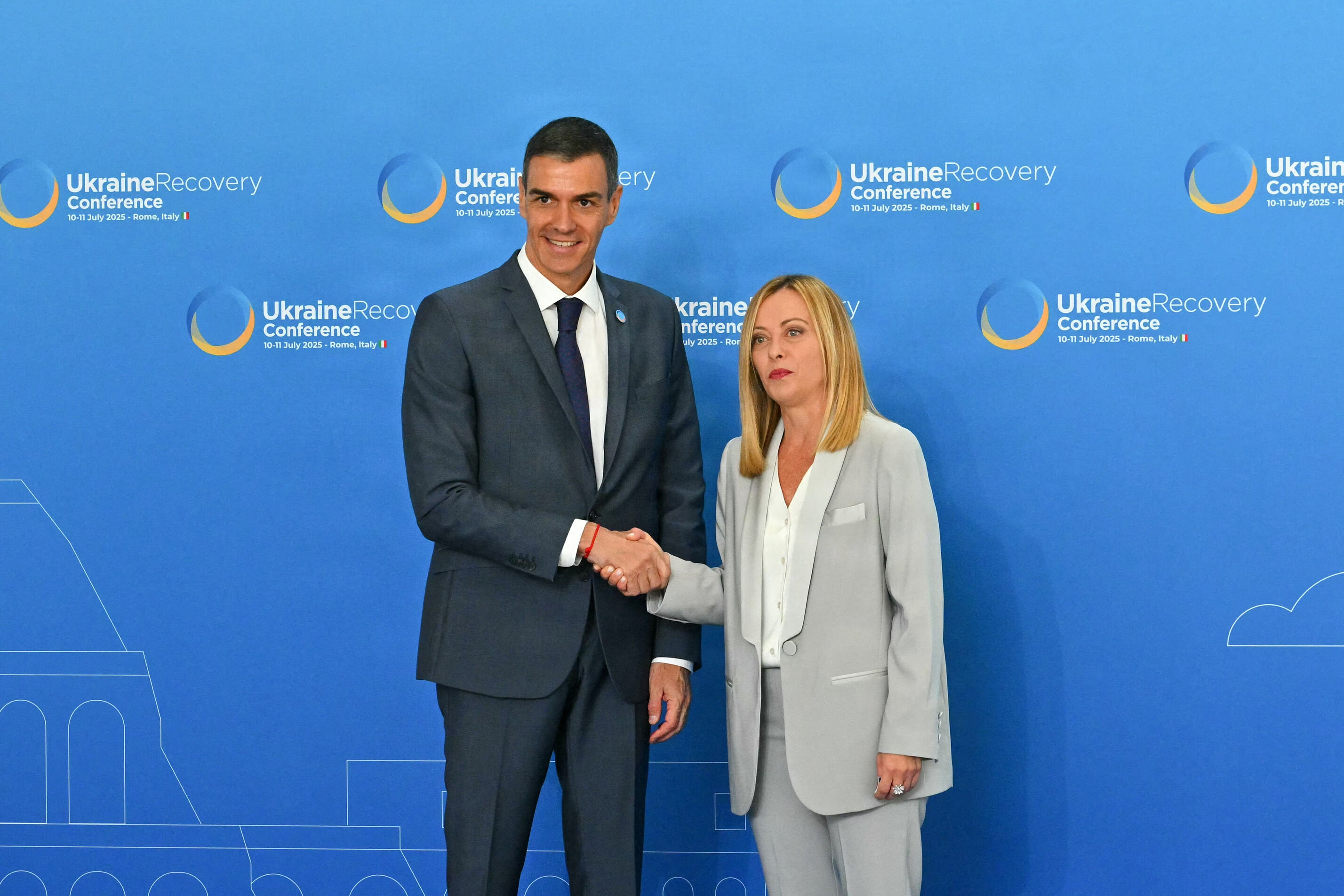 Italiens premierminister, Giorgia Meloni, hilser på den spanske premierminister, Pedro Sanchez, ved en konference i Rom 10. juli 2025. De to har meget forskellige syn på udlændingepolitik, og fredag har Italien sat Schengen-samarbejdet med Spanien. (Arkivfoto).