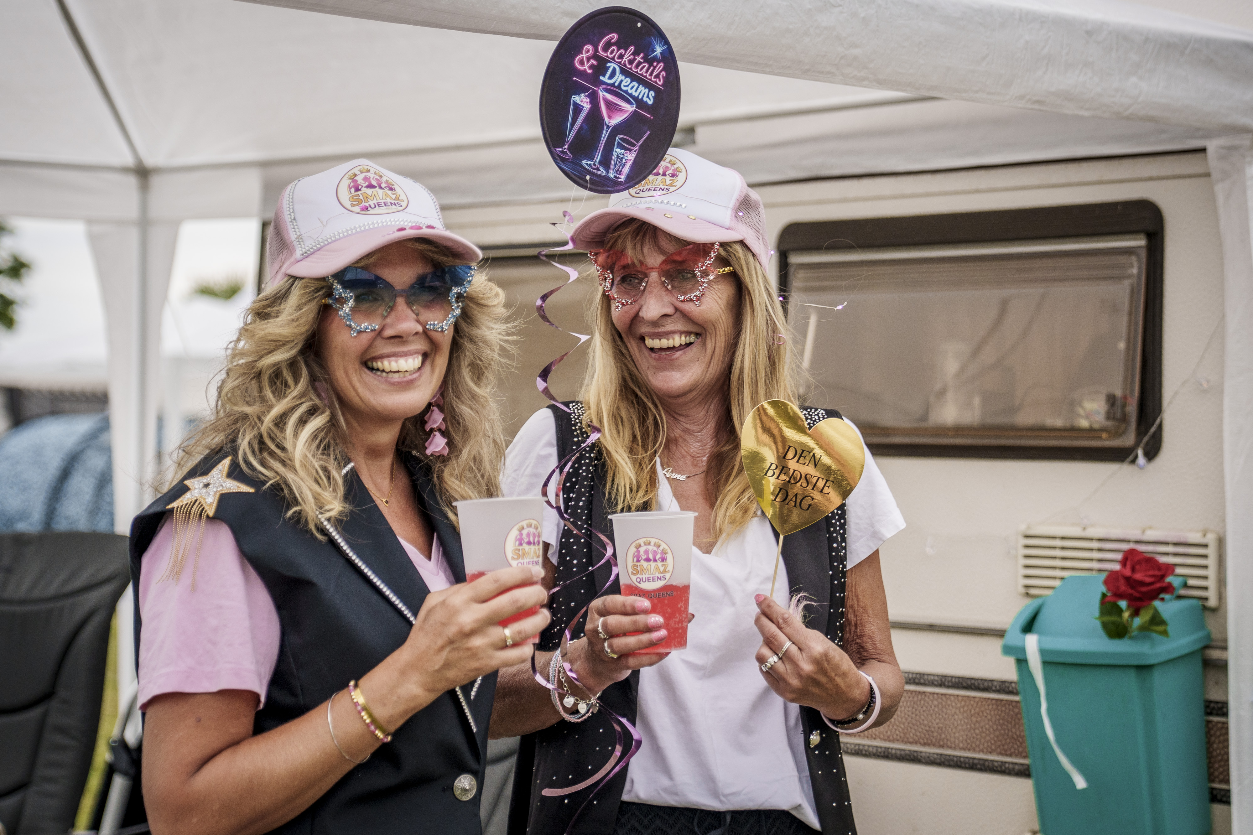 50-årige Stine Stenbæk Dahl (tv.) og 57-årige Anne Rysgaard går til dans sammen i Slagelse. Sammen med to veninder fra holdet har de deres egen lyserøde festboble i lejren ved navn "Smaz Queens", som er navngivet efter medlemmernes forbogstaver.