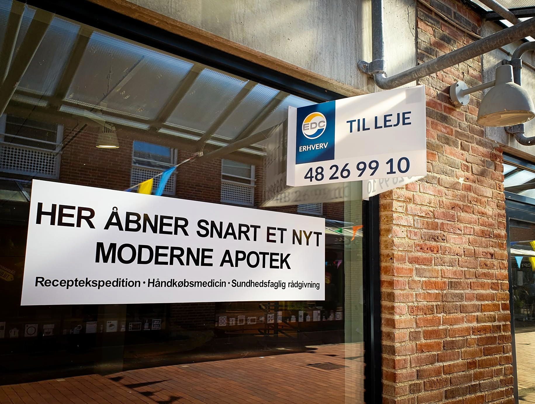 Store klistermærker beretter om et nyt apotek i Værløse Bymidte. Sjællandske Nyheder kan nu fortælle, hvad det dækker over.