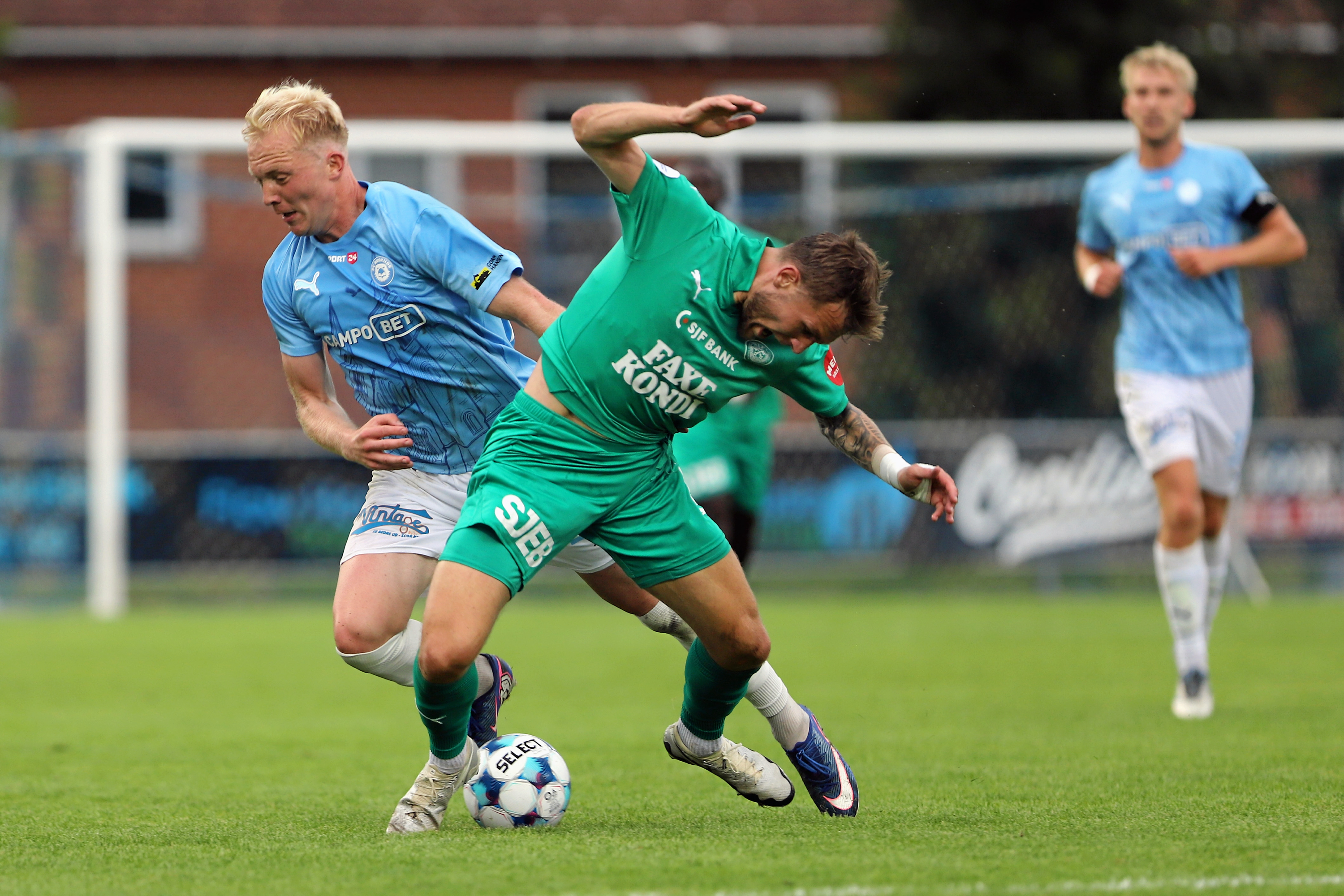 Næstved og Magnus Häuser - her i duel med FC Roskildes Bjarni Adalsteinsson - slap helskindet fra premieren trods en katastrofal start.