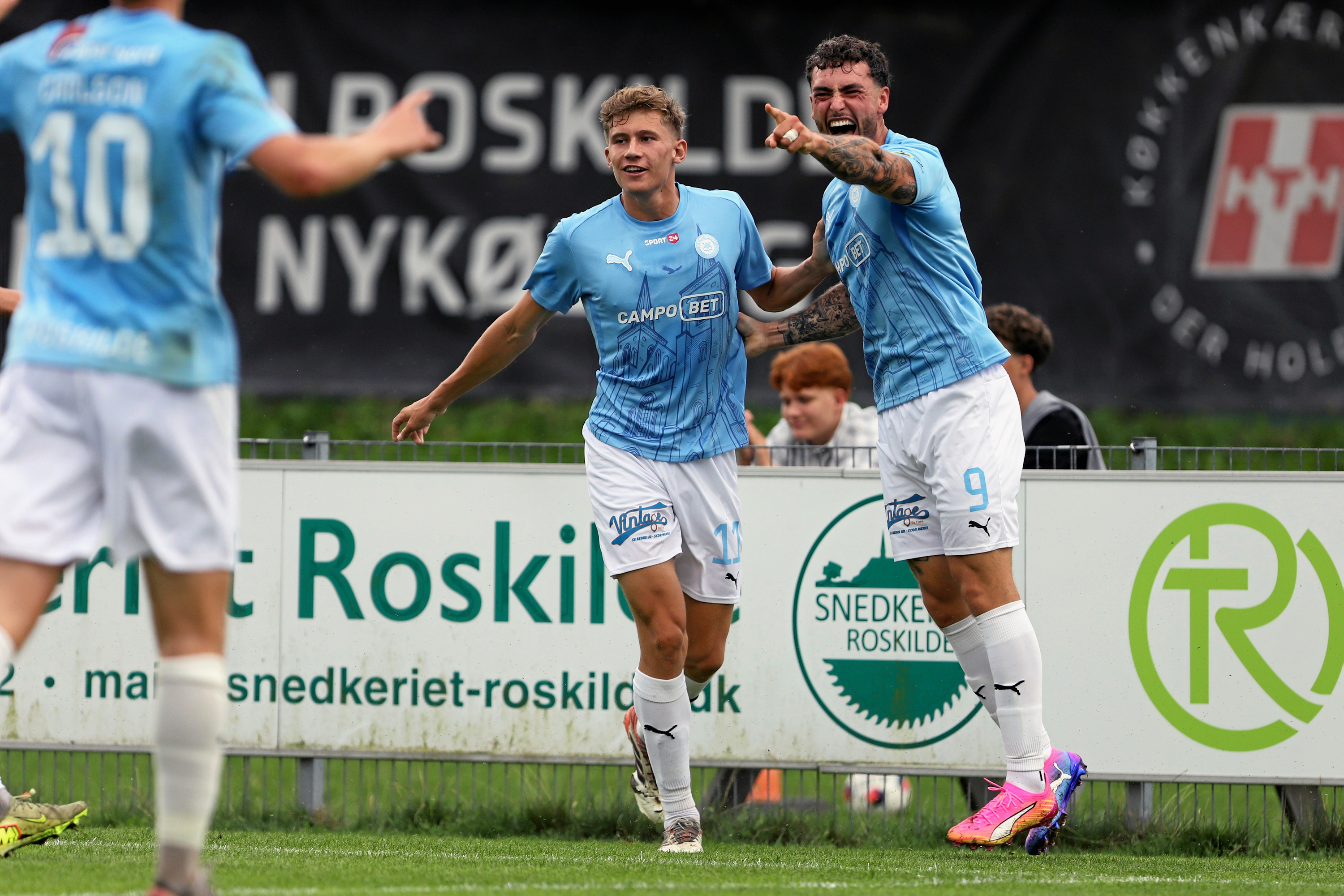 Marius Uhd (i midten) leverede både mål og assist i lørdagens sejr.