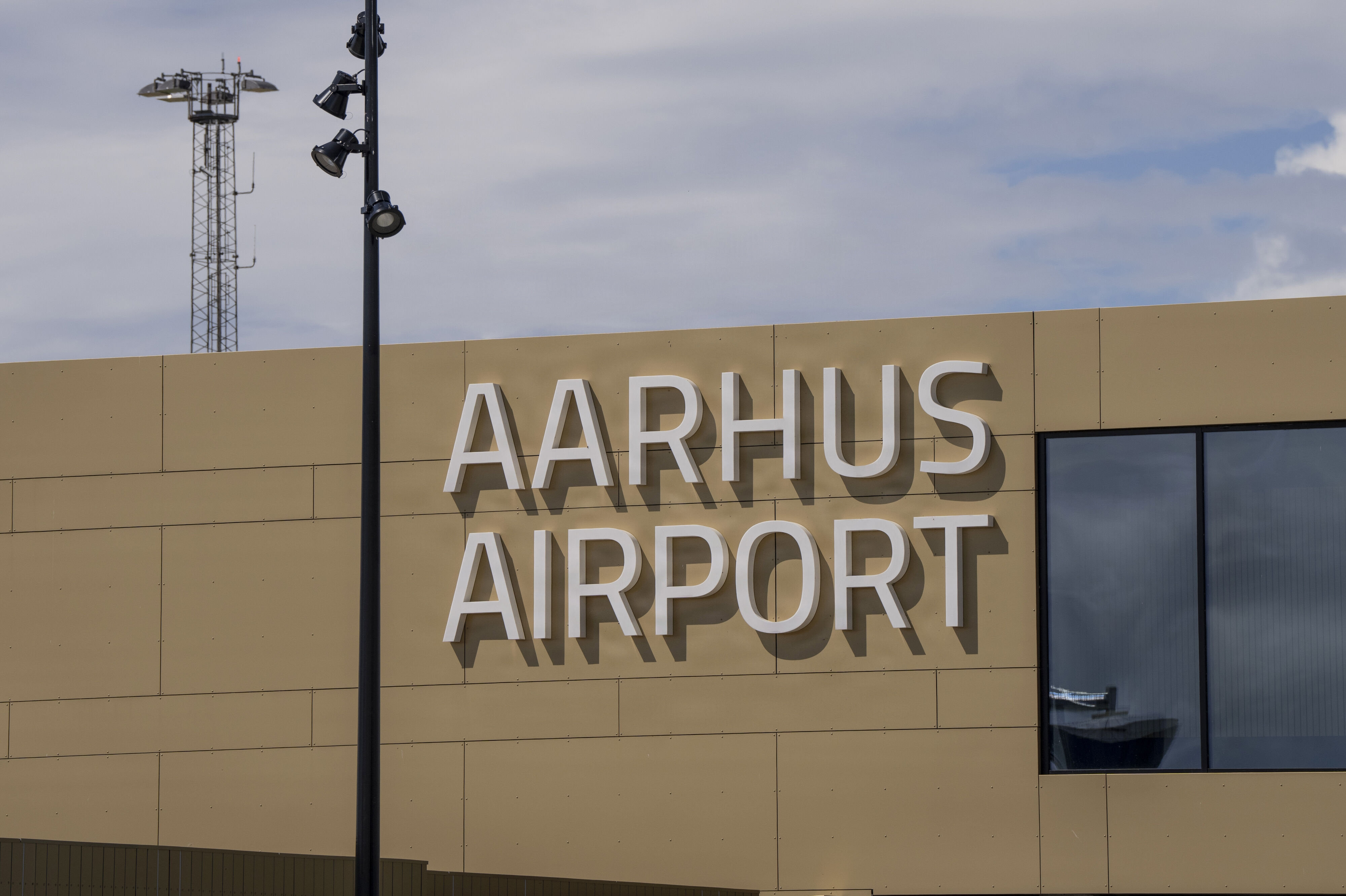 Aarhus Airport ligger nordøst for Aarhus i Tirstrup og ejes af tre omkringliggende kommuner. (Arkivfoto).