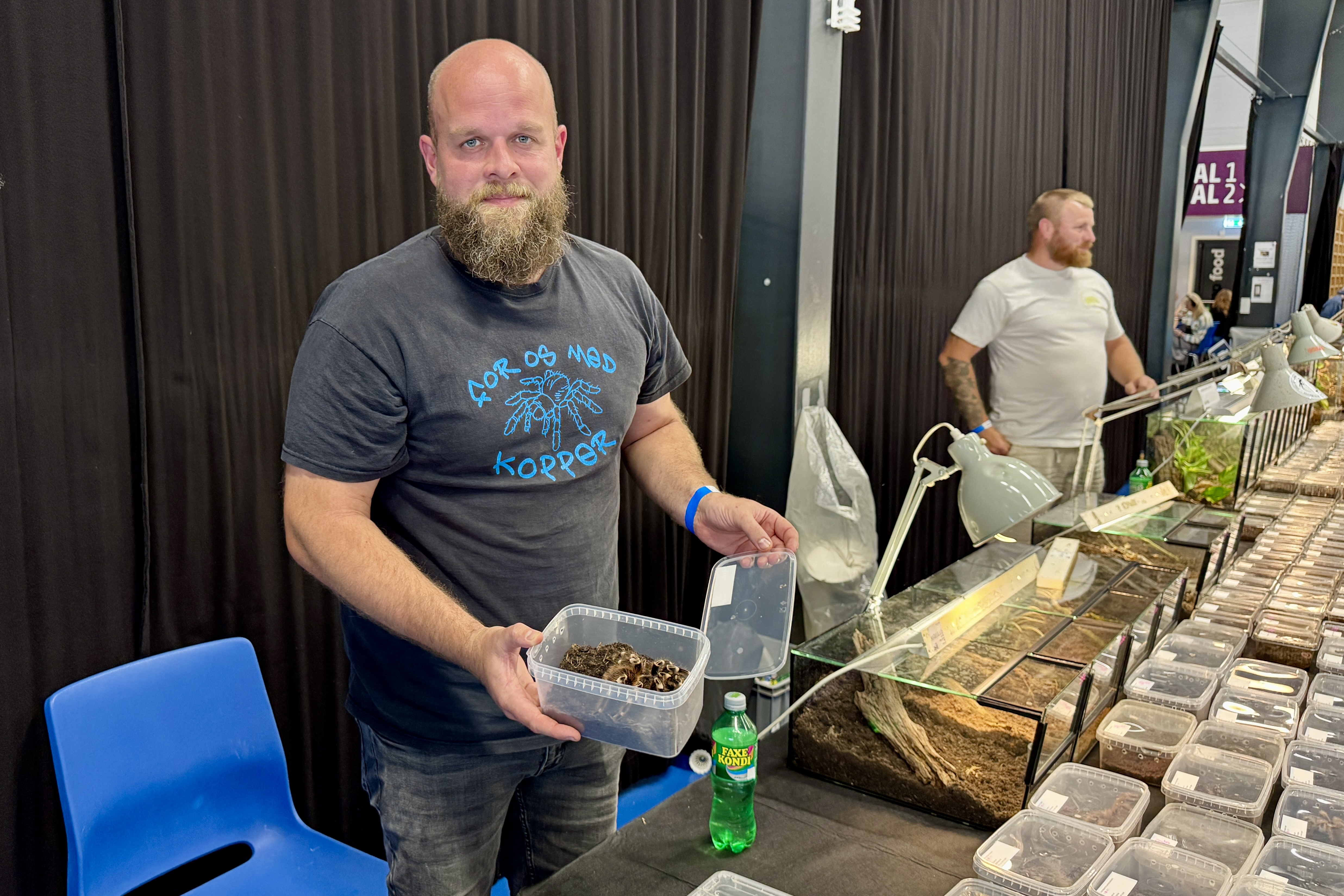 Mark Kruse viser en af sine fugleedderkopper frem, mens vennen Michael Rokkjær besvarer spørgsmål fra de mange besøgende på reptilmessen i Herlufsholm Idrætscenter.