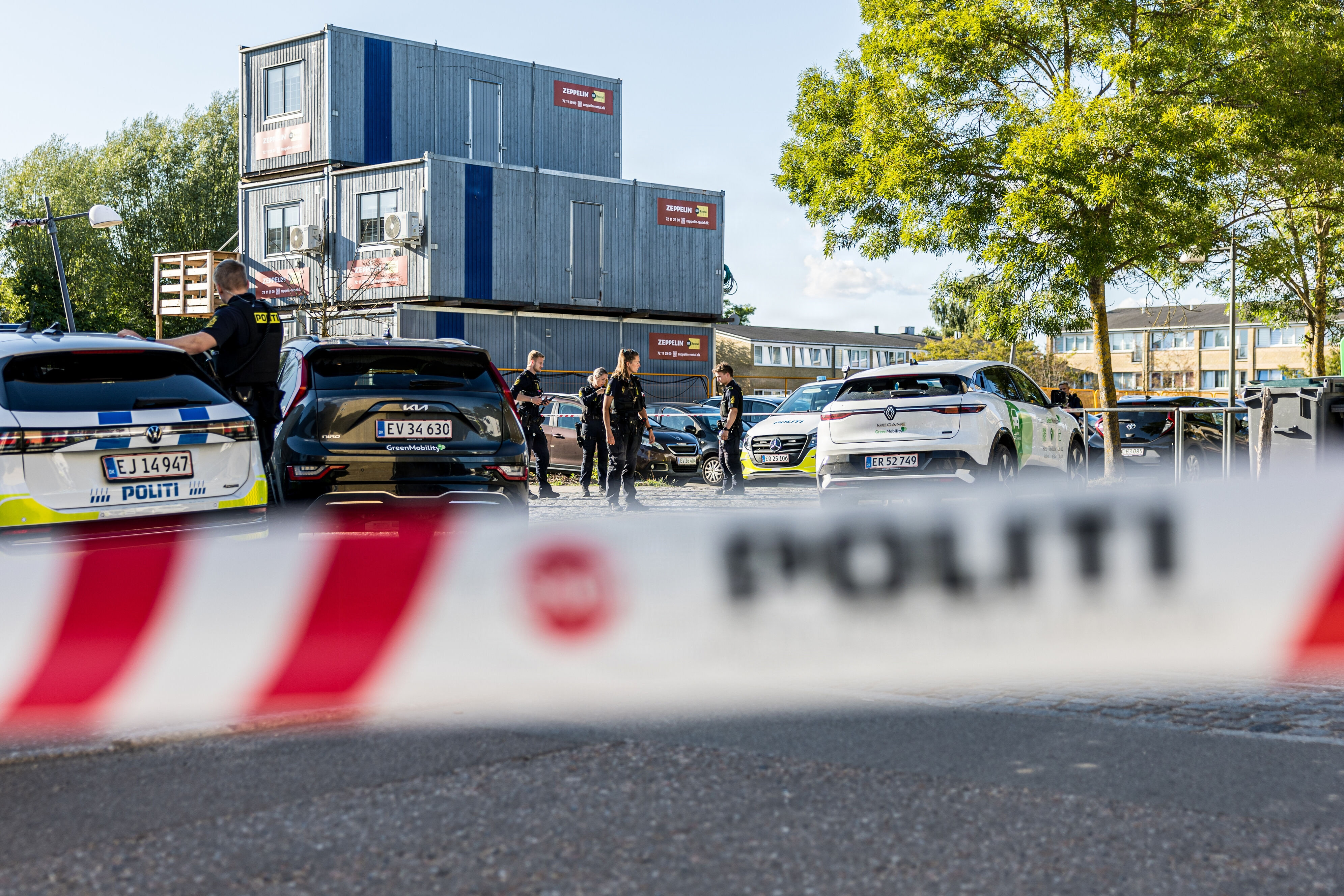 Københavns Politi er til stede i Tingbjerg, efter at politiet har skudt mod bil i forbindelse med eftersættelse. En hvid bil på stedet har fået smadret sin bagrude.