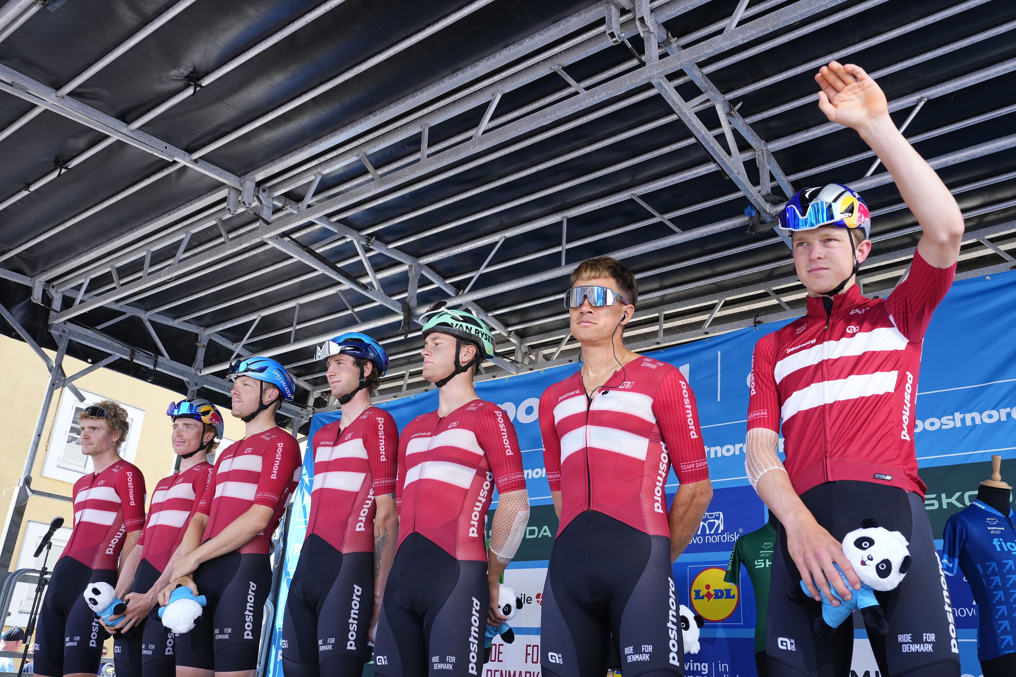 Christopher Juul-Jensen (nummer to fra højre) har kørt på World Touren siden 2012, og han har bemærket ændringen, hvor der er blevet mere plads til meget unge ryttere og deres talent.