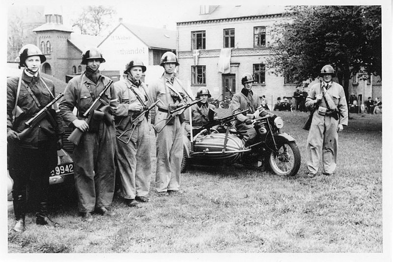 En gruppe frihedskæmpere i Roskildes centrum ved Befrielsen den 5. maj 1945.