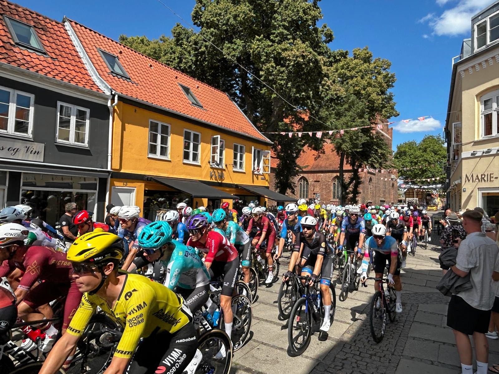 Byen tog sig ud fra sin absolut fineste side, da PostNord Danmark Rundt-feltet søndag middag blev sendt flot af sted fra Køge, hvor tusindvis af mennesker var dukket op for at følge festlighederne fra nærmeste hold.