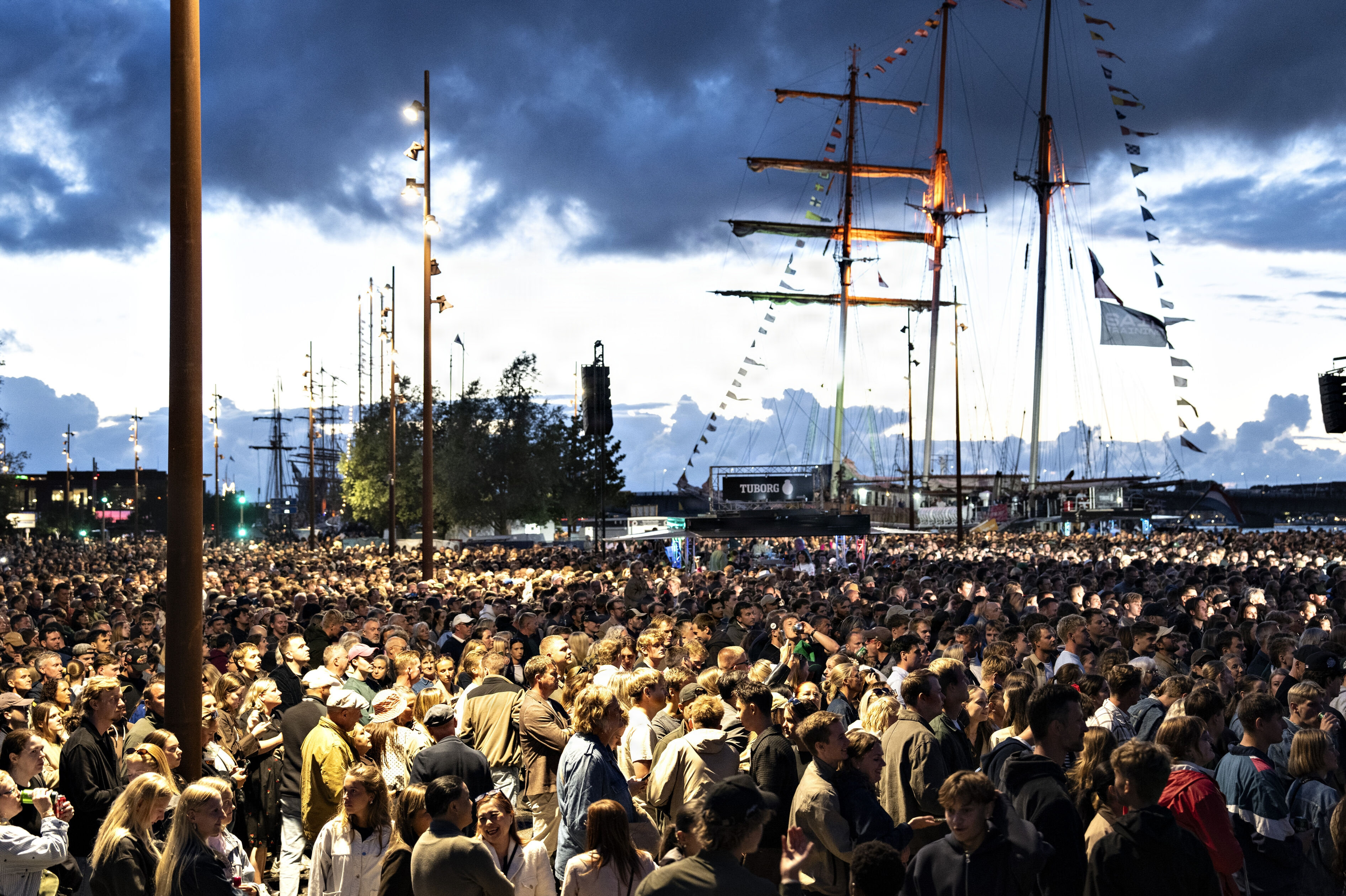 Publikum venter på opvisning med fyrværkeri ved The Tall Ships Races i Aalborg.