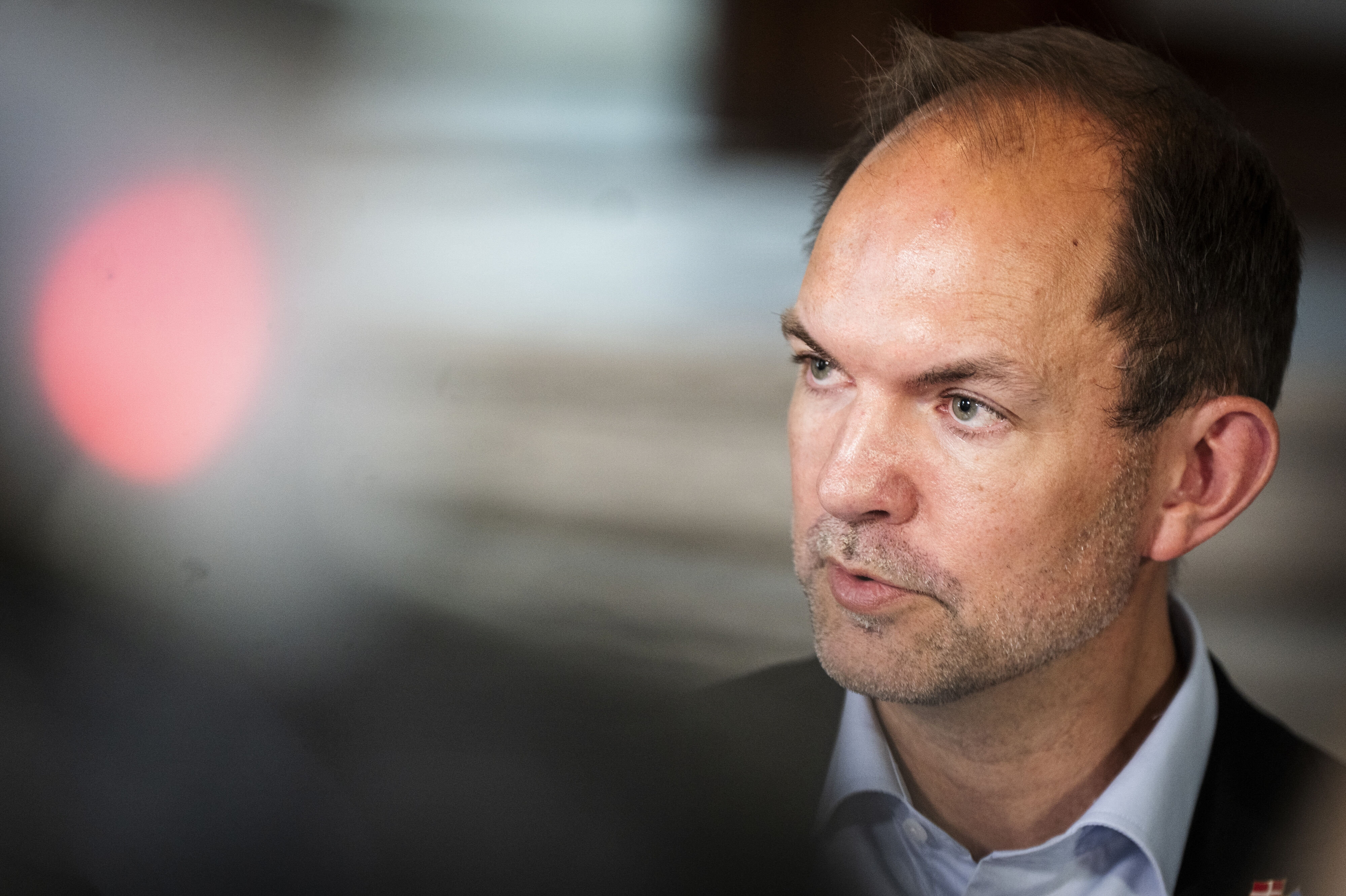 Forsvarsminister Jeppe Bruus (S) har søndag været på besøg på Færøerne, hvor han har aftalt at øge Forsvarets tilstedeværelse på øerne. (Arkivfoto).