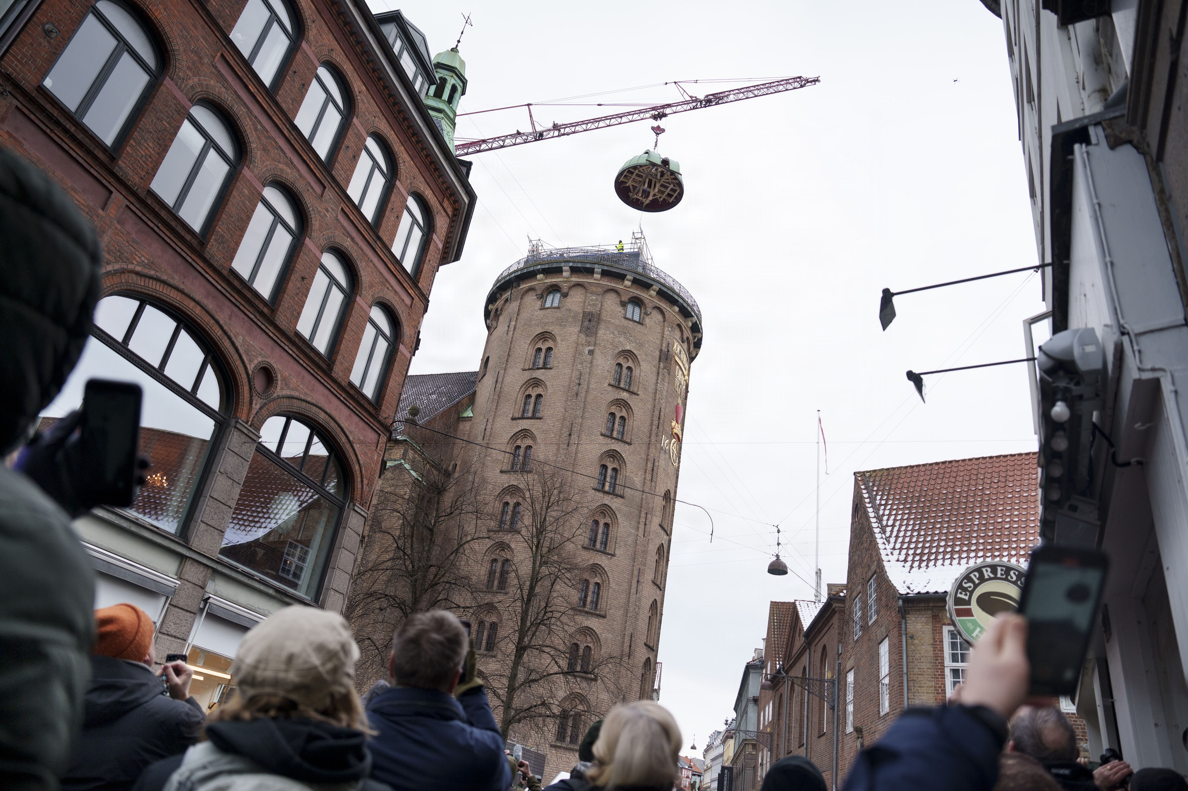 Kuplen på Rundetårn blev hejst ned i et stykke og med kran den 12. januar i år, 97 år efter at kuplen blev sat på første gang. (Arkivfoto).