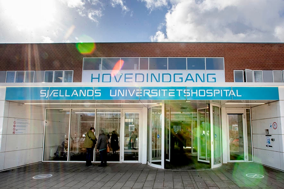 En 36-årig, der medbragte to knive i Ølby Center, endte med at blive anholdt på Sjællands Universitets Hospital, Køge.
