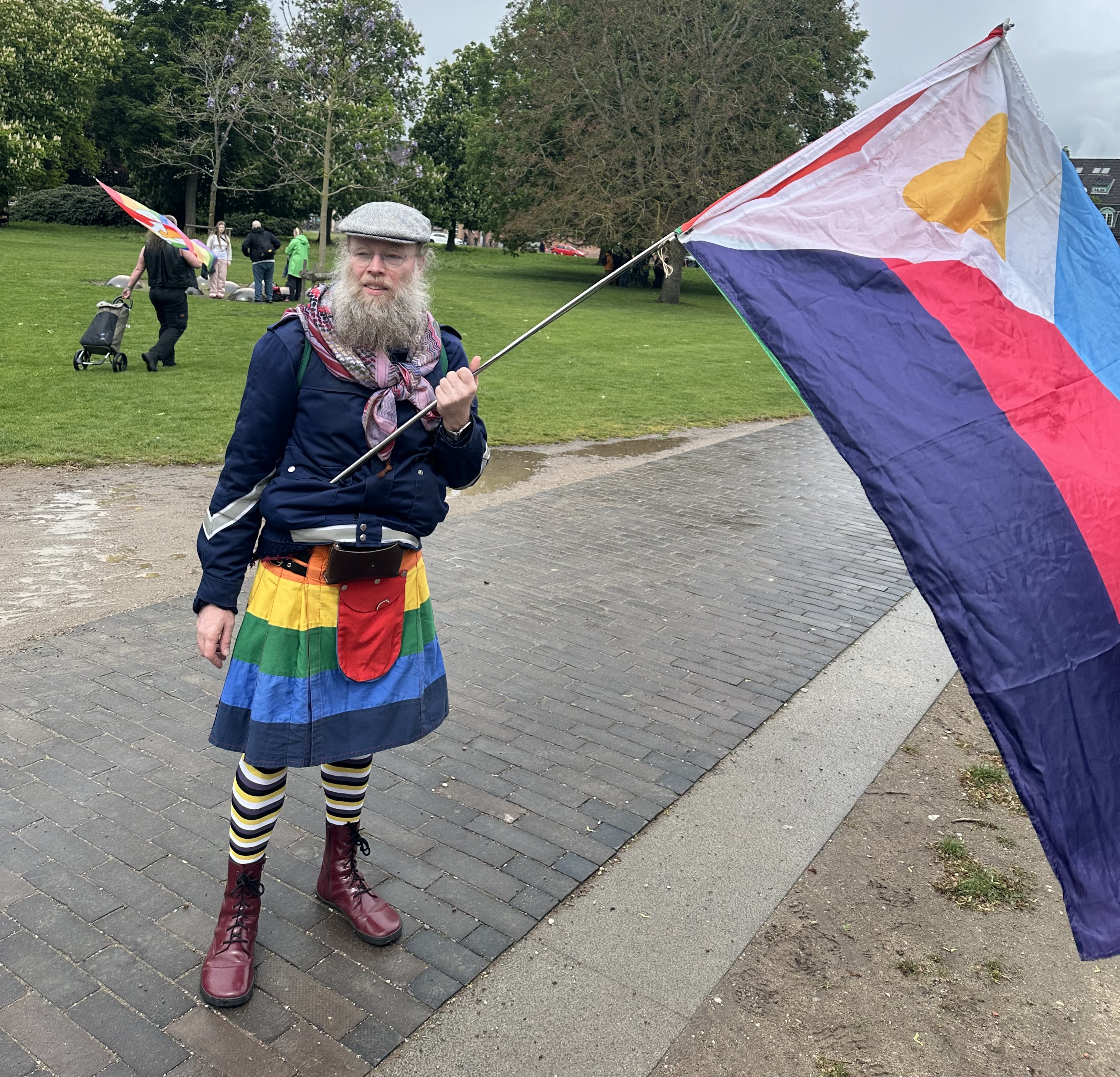 Sebastian Adorján Dyhr identificerer sig som nonbinær og polyamorøs. Til Pride har han ofte flere flag med for at vise de fællesskaber, han føler sig hjemme i.