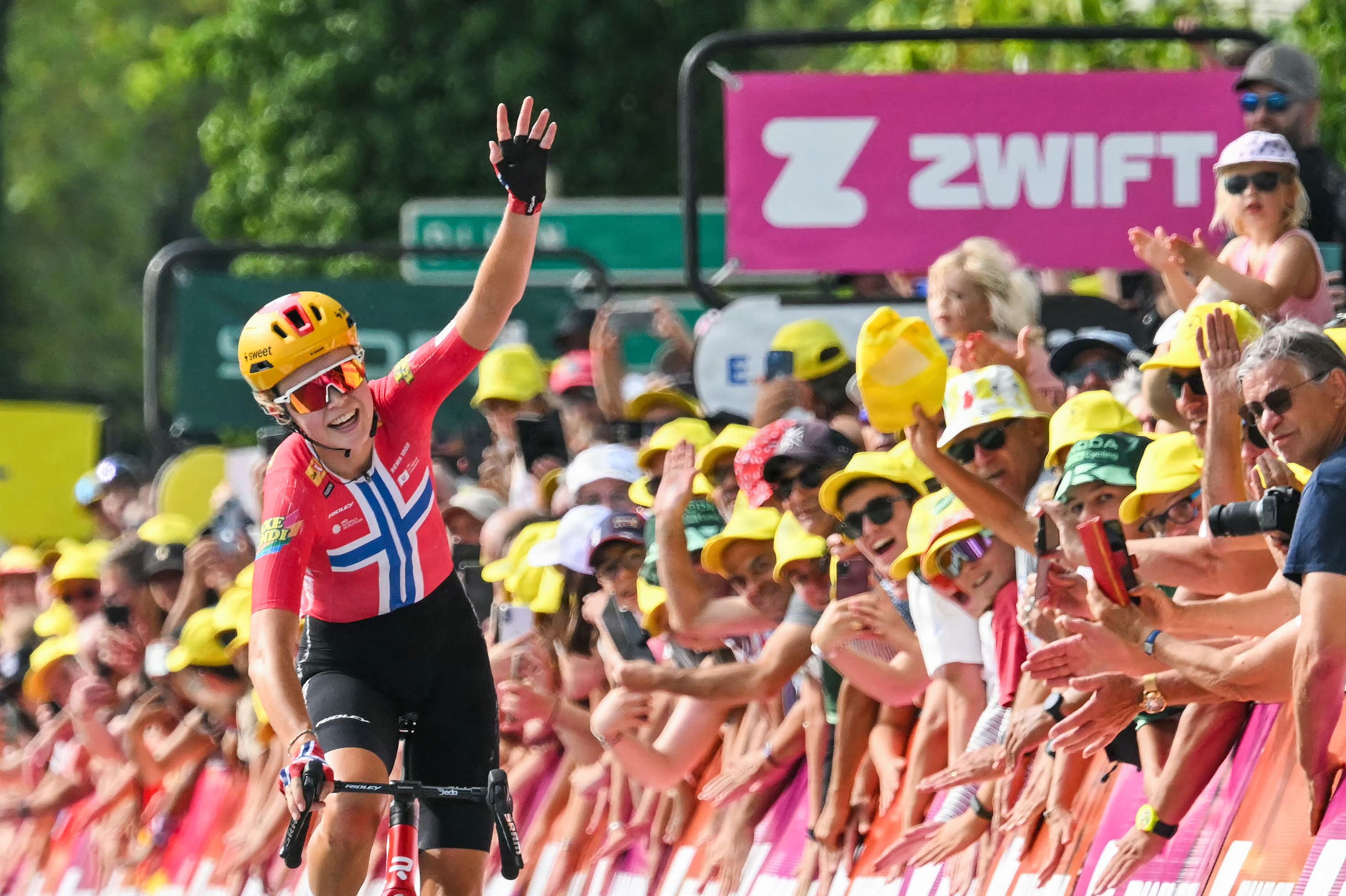 Sigrid Ytterhus Haugset vandt 3. etape efter et vildt solotogt og fører nu kvindernes Tour de France med mere end to minutter ned til de store favoritter.