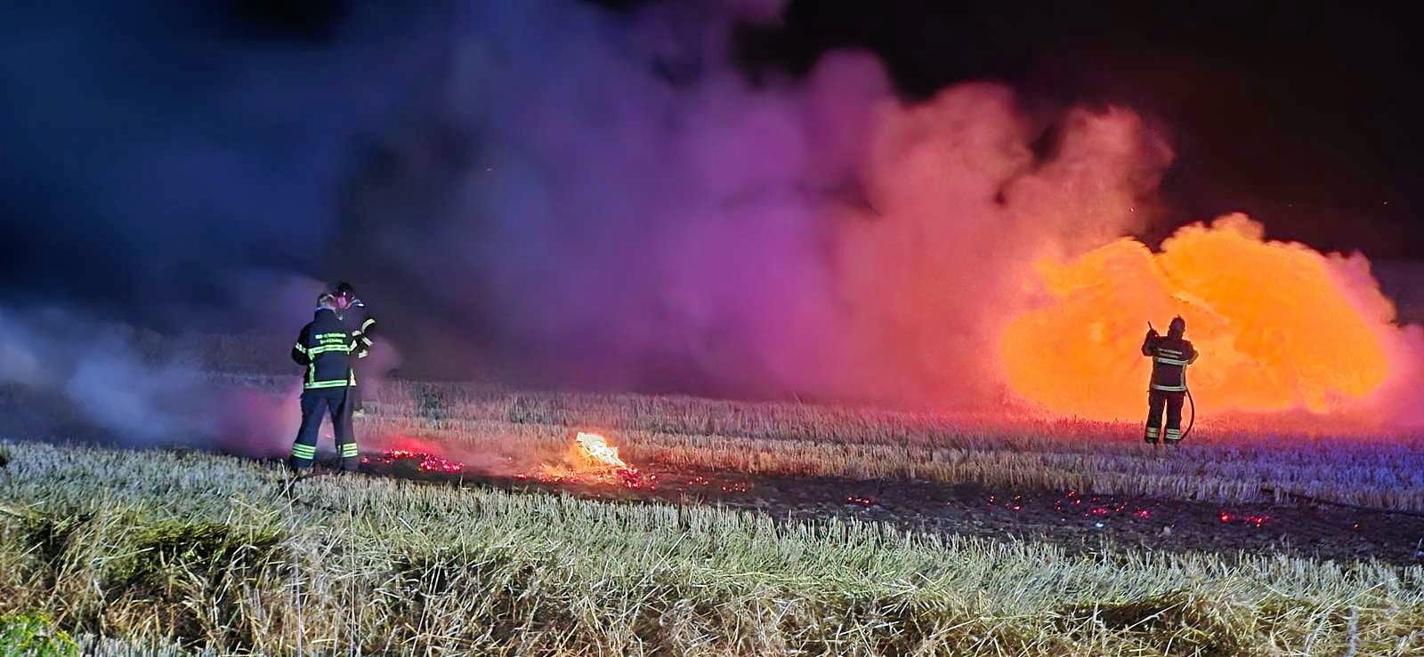 Brandfolkene rykkede natten til mandag ud til en mark i flammer.