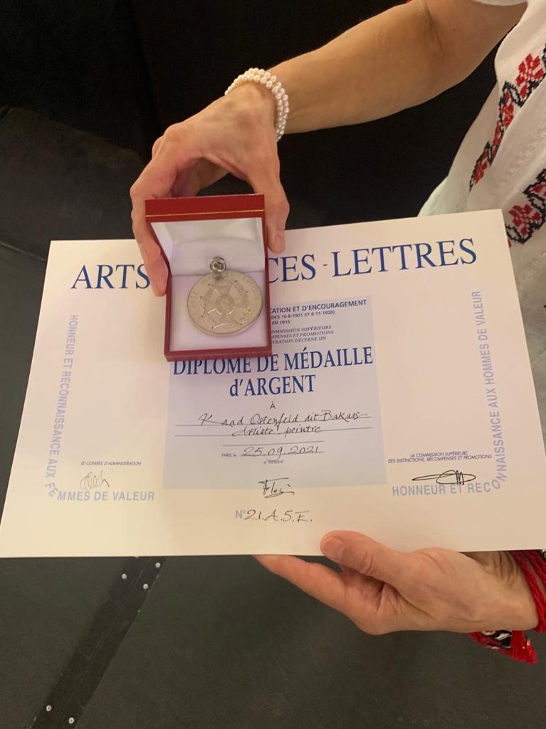- Denne medalje betyder utrolig meget for mig. Jeg oplever den ikke kun som en anerkendelse af mit kunstneriske arbejde, men også af de værdier, der er så dybt en del af min identitet: at vi giver plads til mangfoldighed, accepterer hinandens forskelligheder og møder hinanden med omsorg. - Presse - Denne medalje betyder utrolig meget for mig. Jeg oplever den ikke kun som en anerkendelse af mit kunstneriske arbejde, men også af de værdier, der er så dybt en del af min identitet: at vi giver plads til mangfoldighed, accepterer hinandens forskelligheder og møder hinanden med omsorg.
