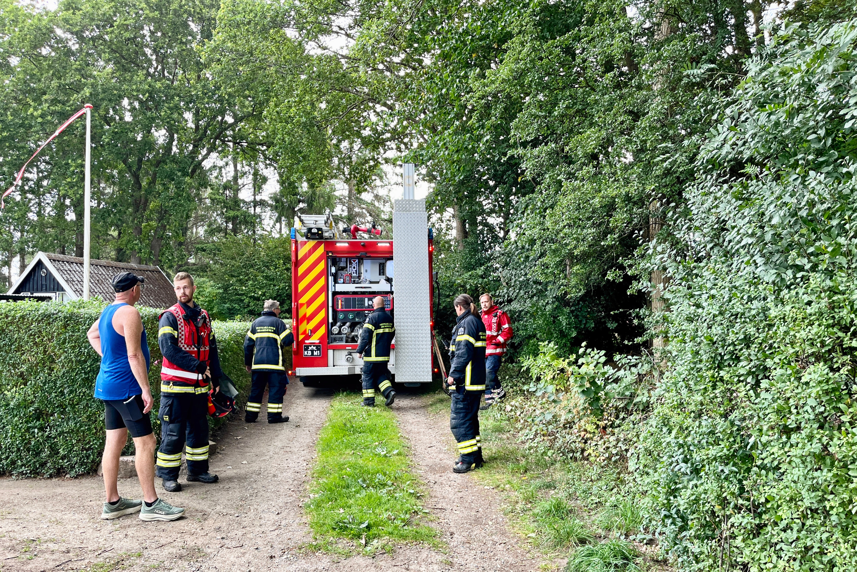 Det var en kvik løber, der undervejs på sin rute tirsdag spottede ild og røg fra et lille skovområde tæt på Haveforeningen Nyvang i Kalundborg.