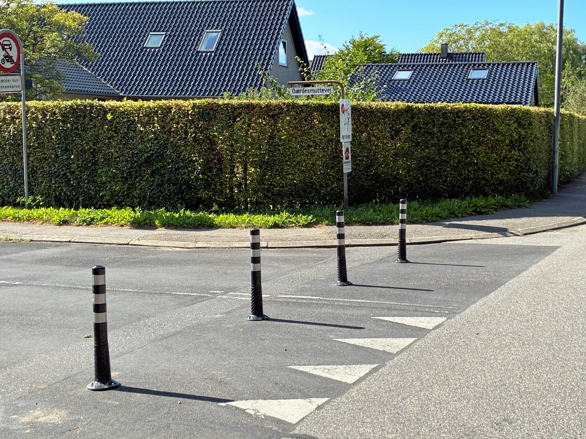 Vejskilt markerer lukningen for biler på Gærdesmuttevej, mens cyklister og fodgængere fortsat kan benytte strækningen.