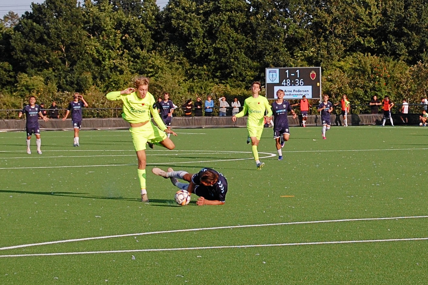 Ishøjs Rasmus Lynder fik rødt kort efter at have væltet FC Sydkystens Christian Wulff som sidste mand, da denne var på vej til at få en friløber.