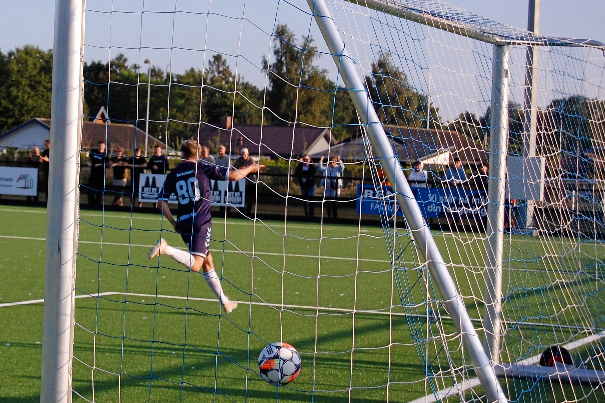 FC Sydkystens Nicolai Diaz jubler over sin scoring til 3-1, men måtte kort efter udgå med en skade. - Lars Ahn Pedersen FC Sydkystens Nicolai Diaz jubler over sin scoring til 3-1, men måtte kort efter udgå med en skade.
