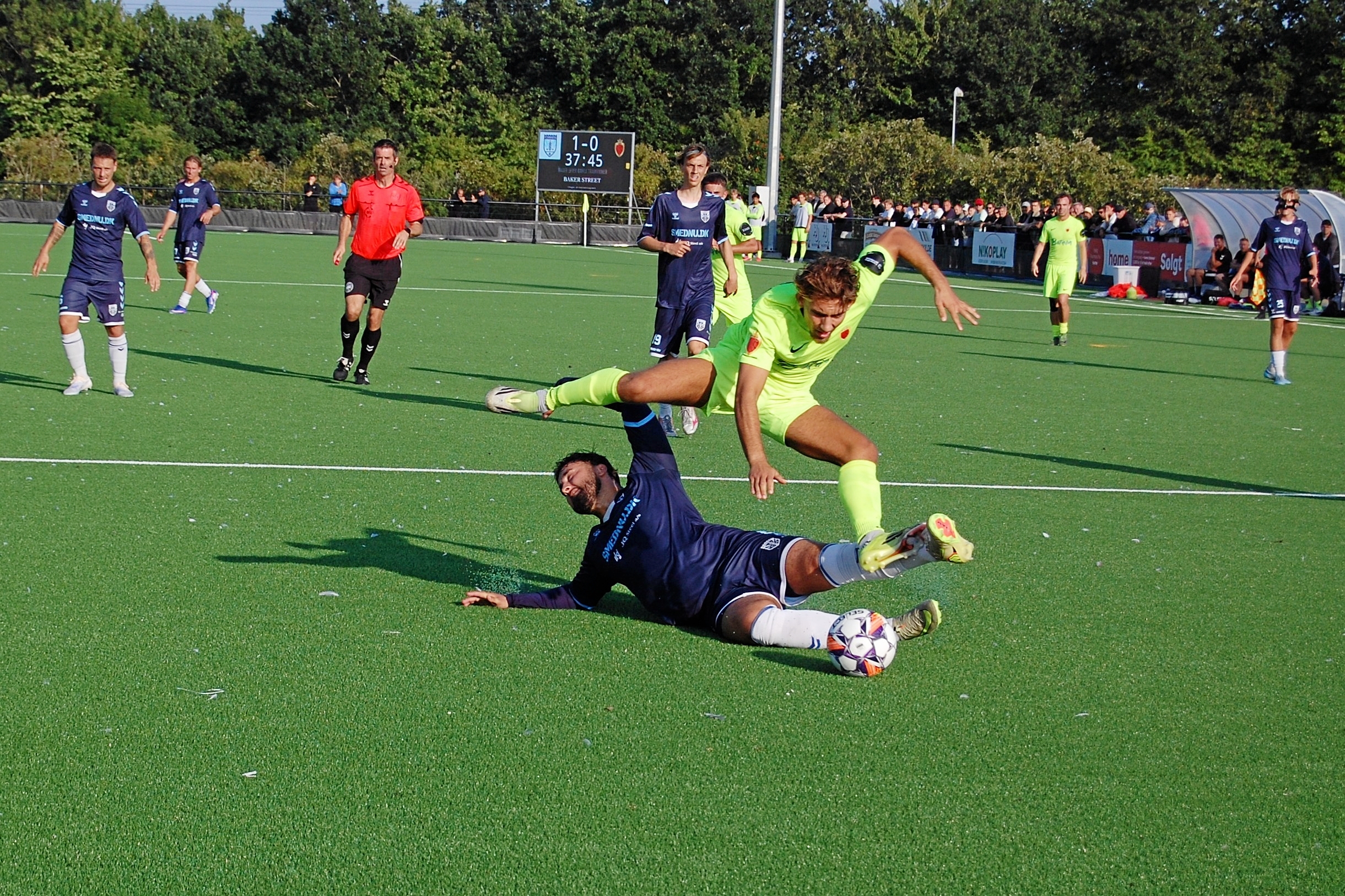 Der var ikke så meget at diskutere, da FC Sydkystens Filip Panjeskovic nedlagde Ishøjs Arif Loki i straffesparksfeltet lige foran dommeren. - Lars Ahn Pedersen Der var ikke så meget at diskutere, da FC Sydkystens Filip Panjeskovic nedlagde Ishøjs Arif Loki i straffesparksfeltet lige foran dommeren.