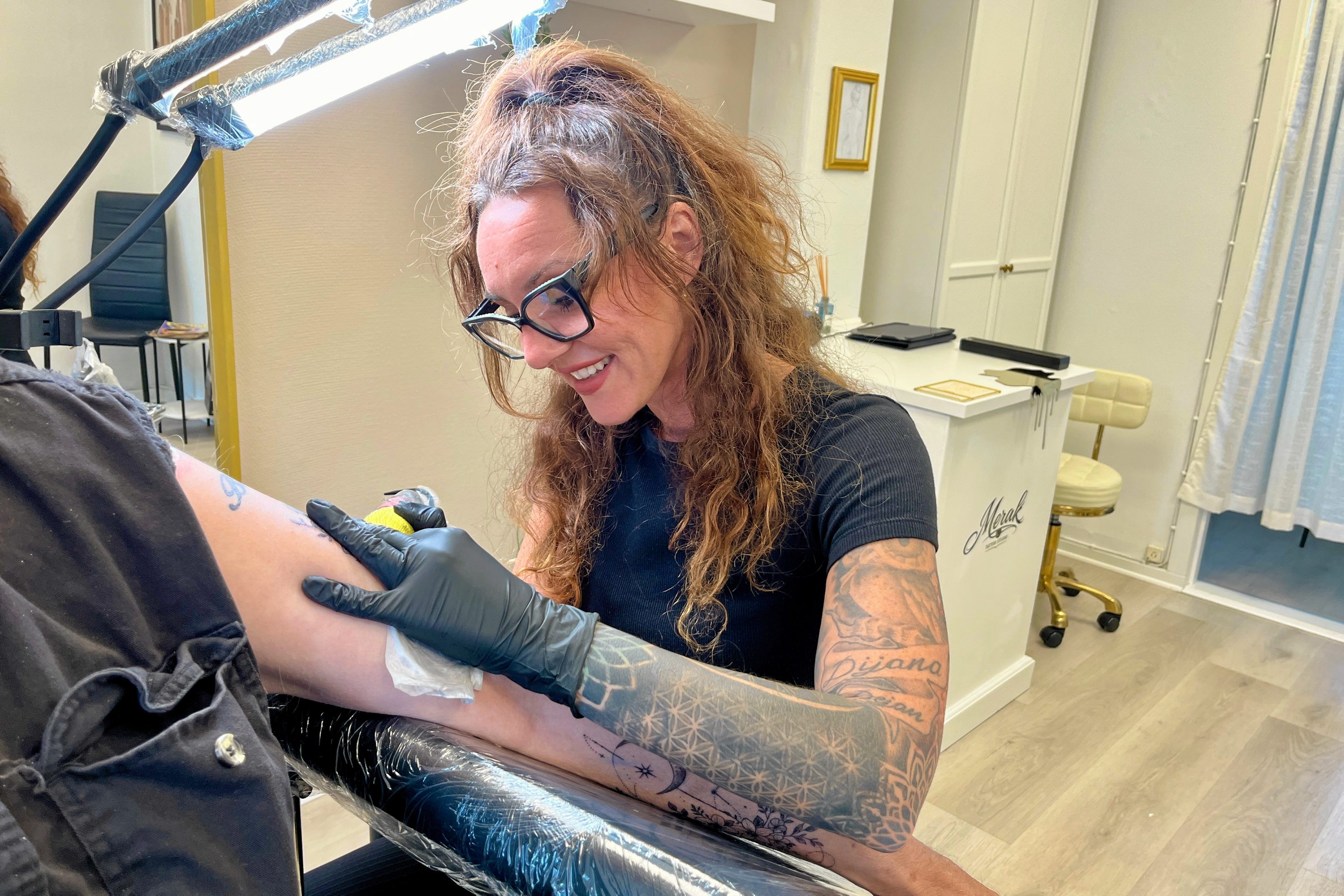 I maj åbnede 35-årige Arita Meraku sit eget tatovørstudie, Merak Tattoo Studio, på Lindegade i Kalundborg.