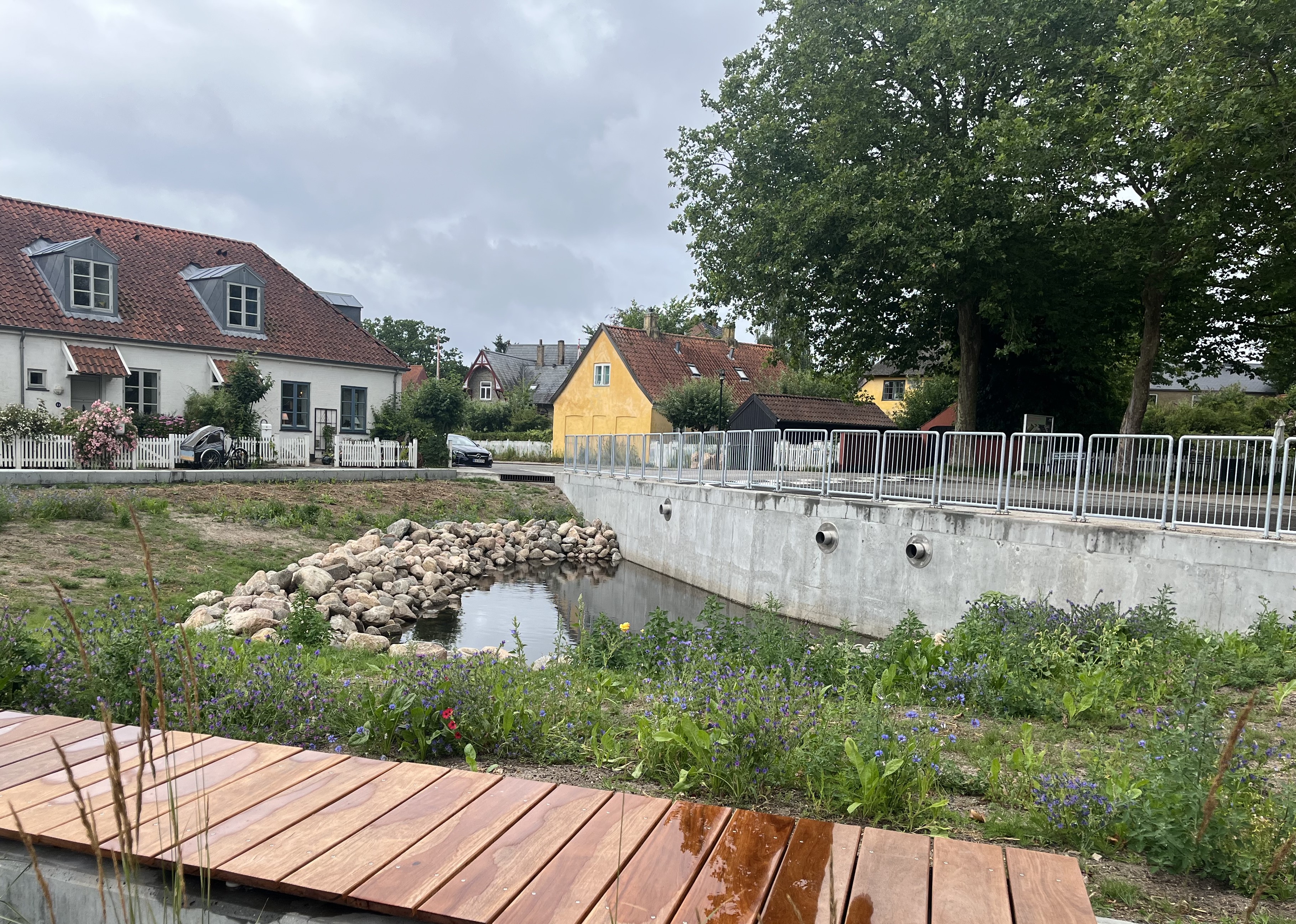 Beboerne i Bondebyen har stadig svært ved at forstå, hvorfor deres gadekær er kommet til at se sådan her ud.