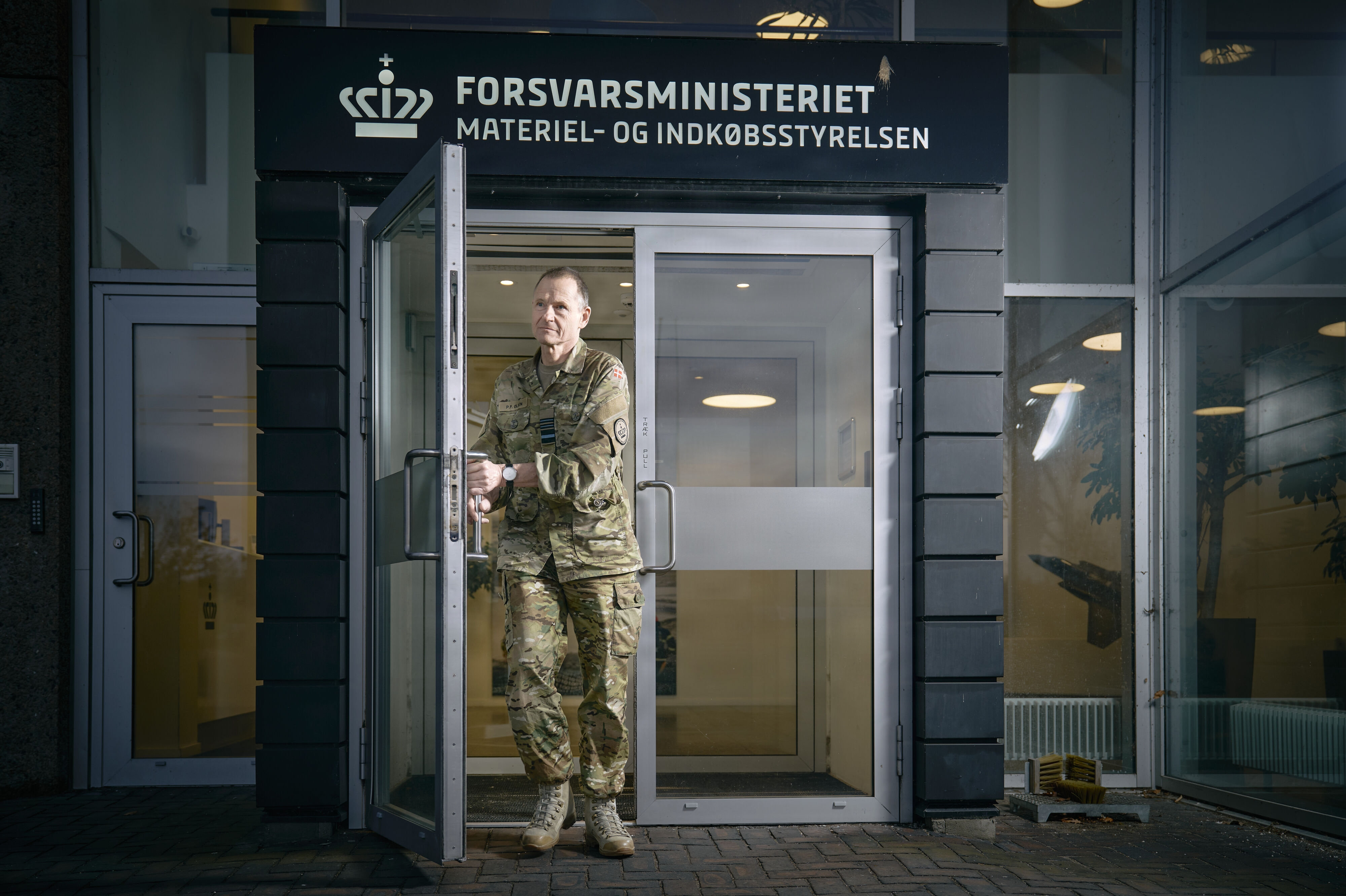 Forsvarsministeriets Materiel- og Indkøbsstyrelse blev efter anklagemyndighedens opfattelse snydt for over en million kroner af en ansat, som anklages for at stå i ledtog med en direktør i en transportvirksomhed. På billedet ses generalløjtnant Per Pugholm Olsen foran indgangen til styrelsen, hvor han har været direktør siden maj 2024. Den aktuelle sag drejer sig om svindel begået i 2022.