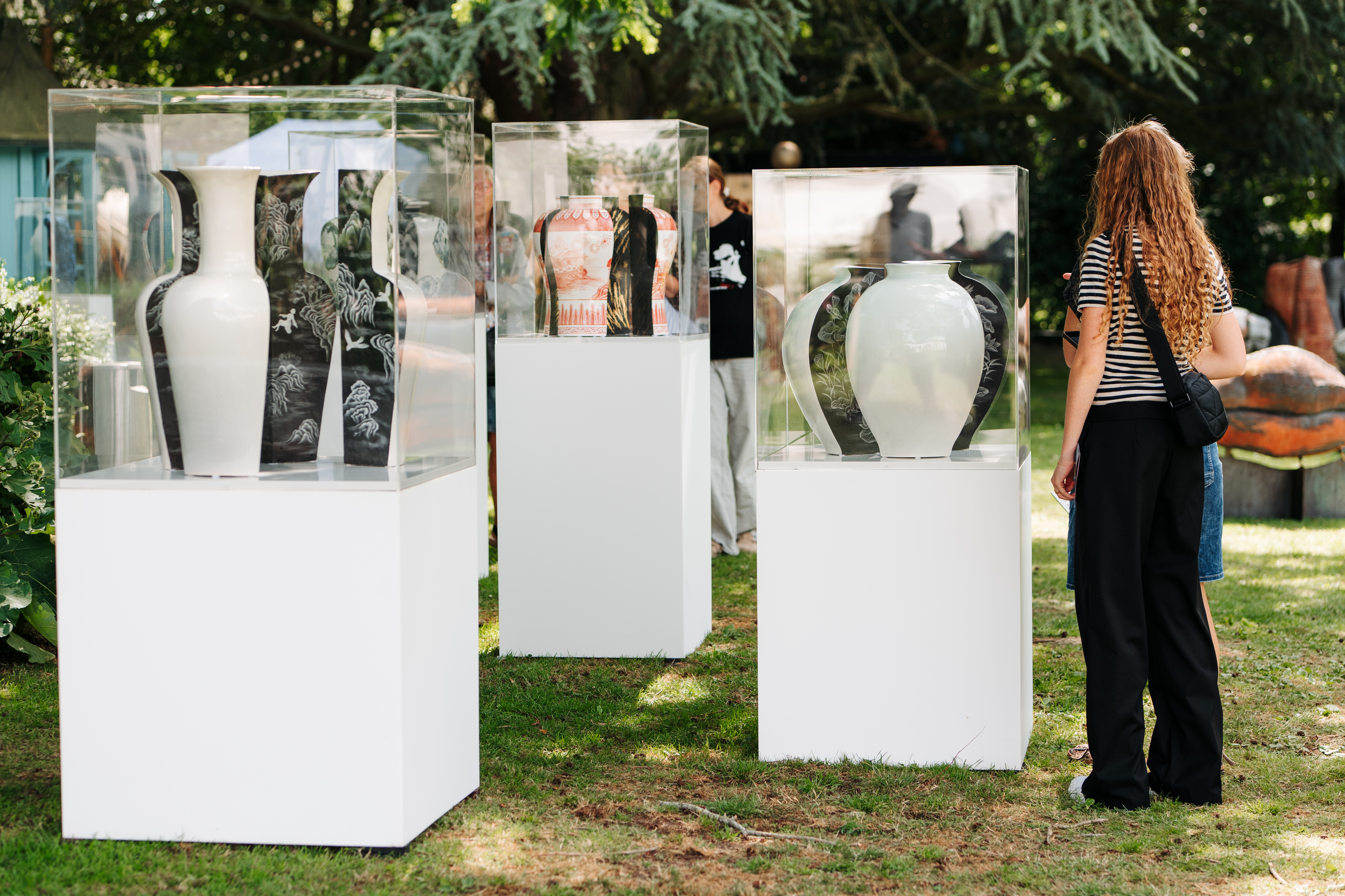 30 forskellige kunstnere udstiller i Vessels parkudstilling på Guldagergaardi forbindelse med Claytopia Festival 2026. Her er det Værker af kunstneren Aeyoung Kim.
