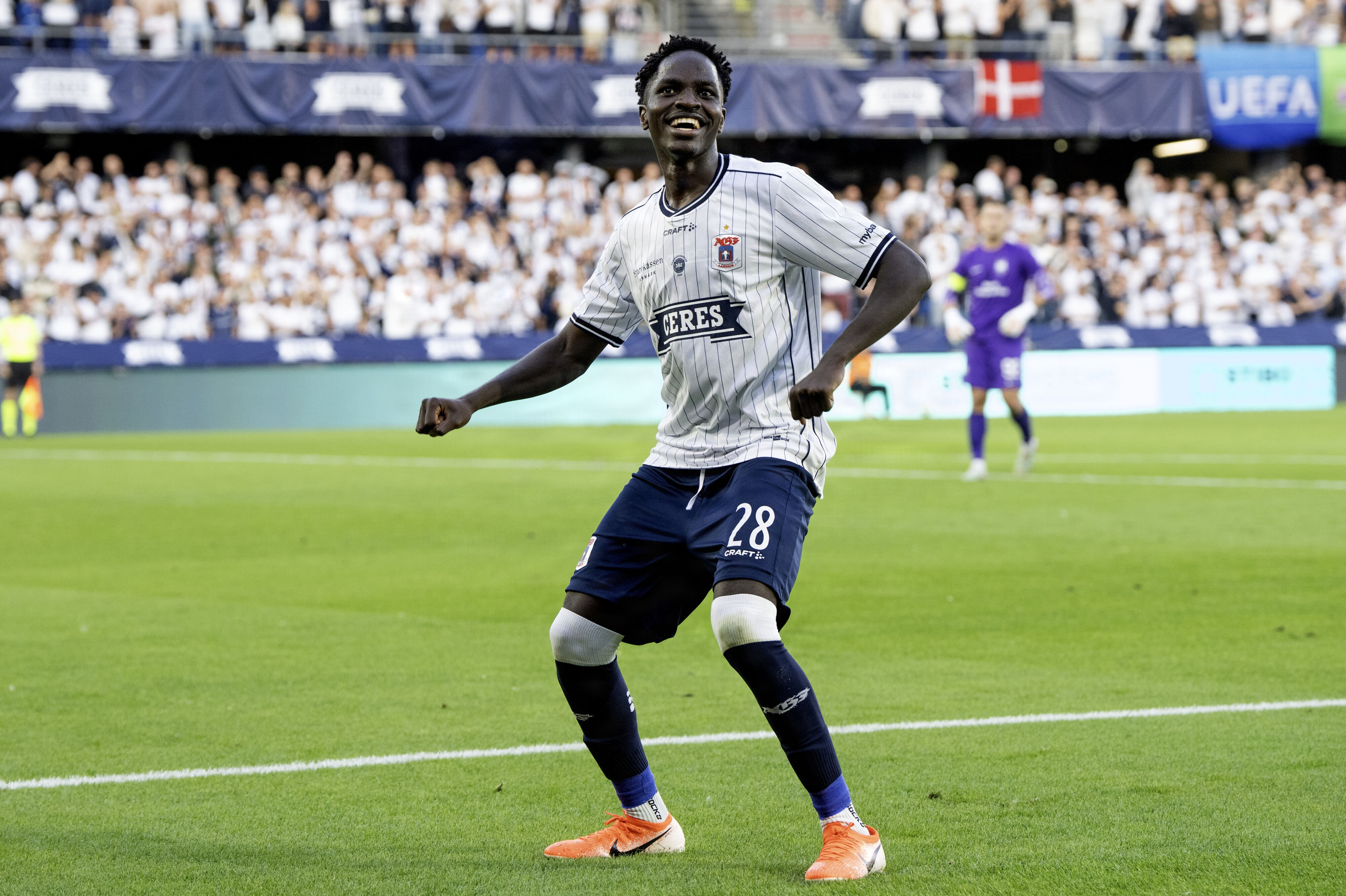 AGF's James Bogere fejrede sin anden scoring mod Sabah FK med en dans foran de mange AGF-fans på den lånte hjemmebane i Randers.