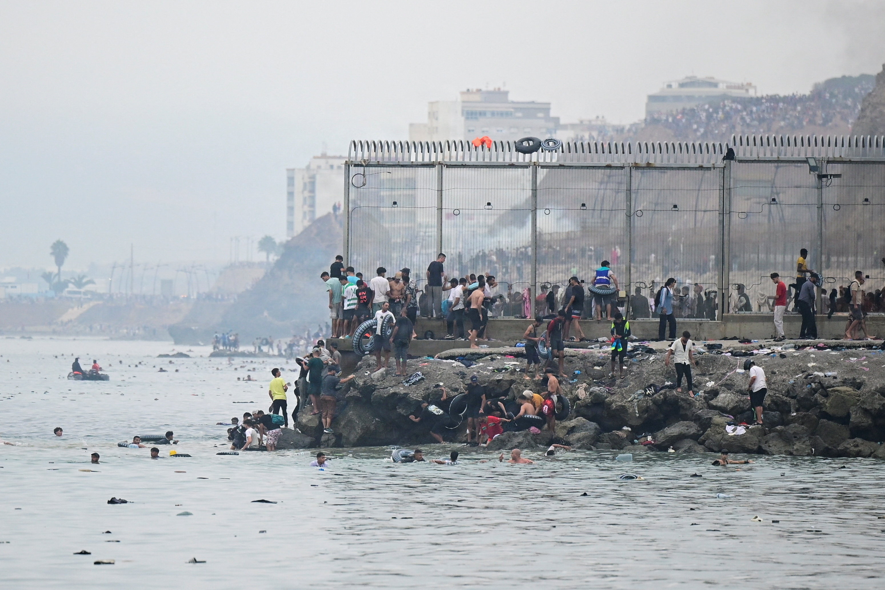 Tusindvis af migranter forsøgte i sidste uge at nå den spanske eksklave Ceuta ved at svømme fra Marokko. Flere mistede livet undervejs. (Arkivfoto).