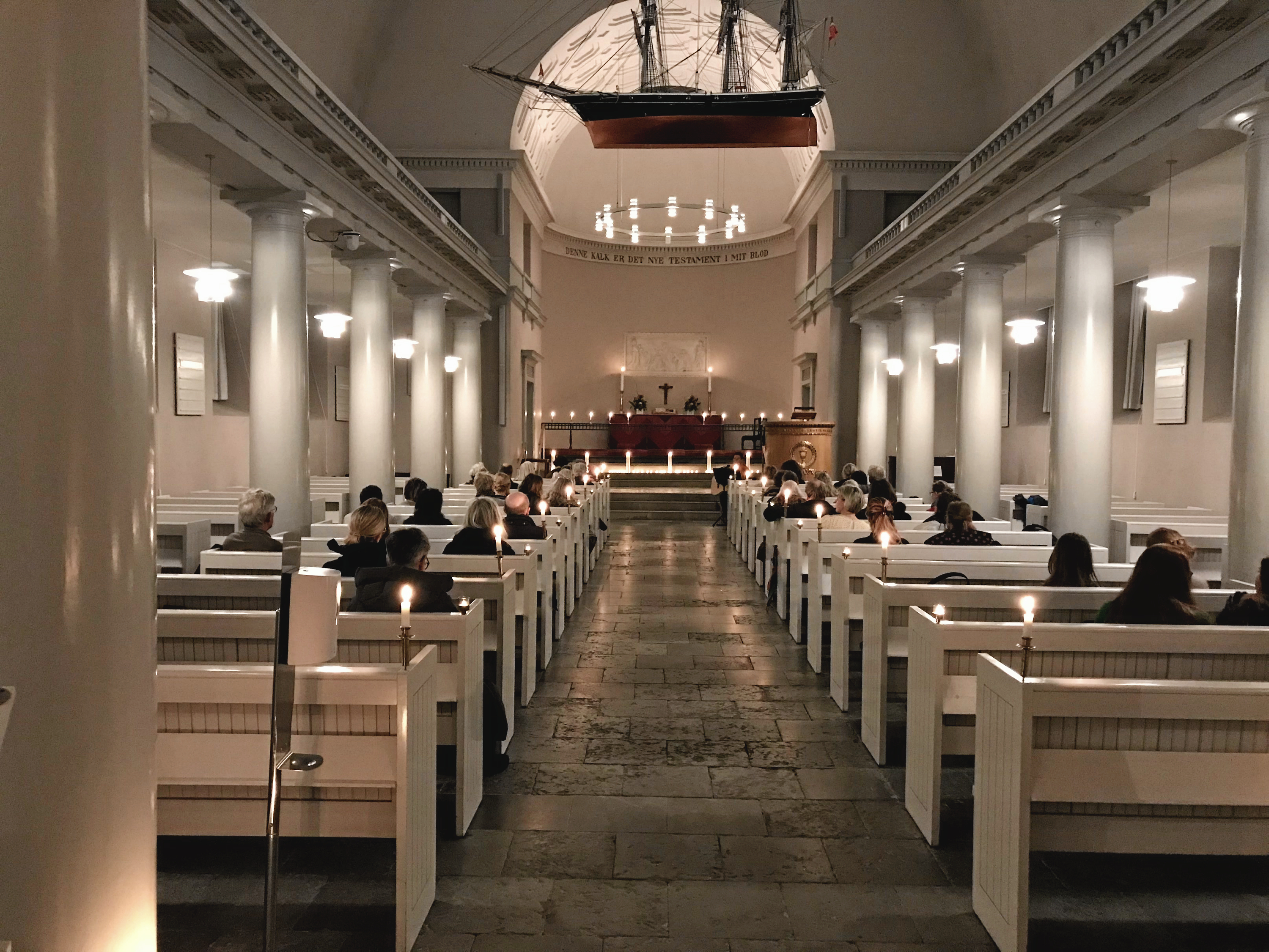 Tag i kirke og tal om kærligheden i livet.