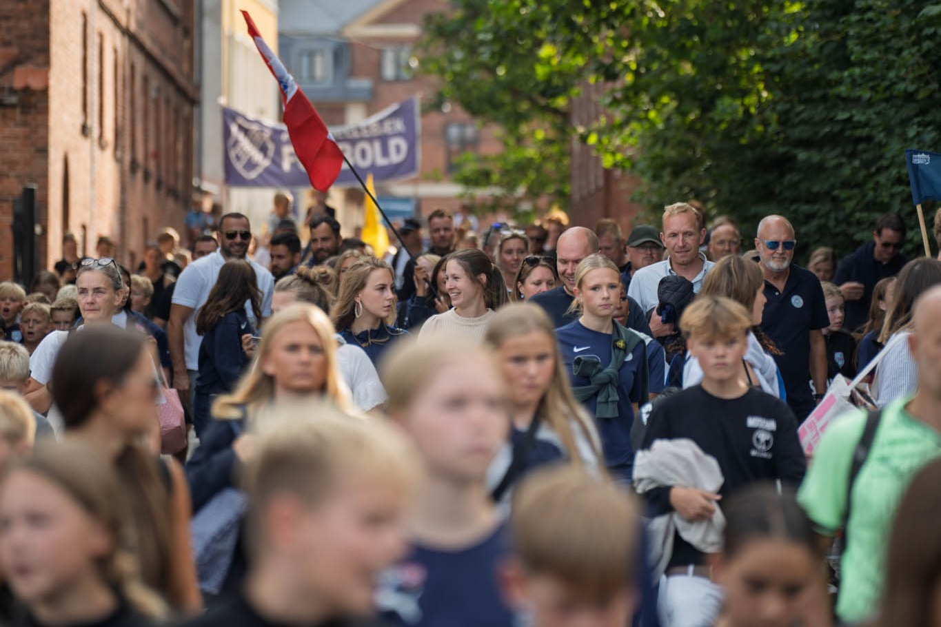 Den store fodboldfest starter med et sort optog gennem byen fredag eftermiddag.