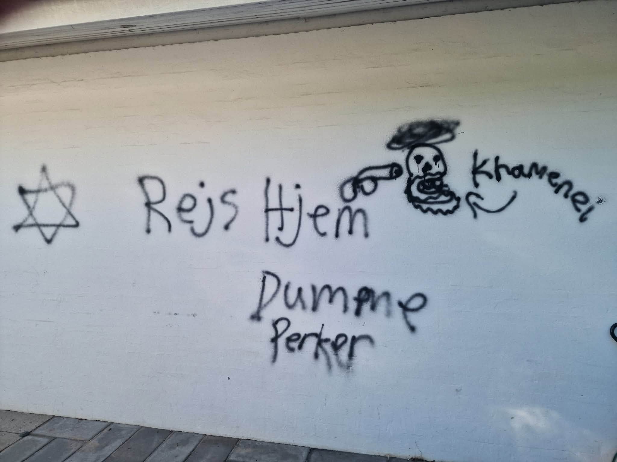Moskeen i Kokkedal blev forleden udsat for racistisk hærværk. De ukendte gerningsmænd har blandt andet skrevet "dumme perker" på væggen.
