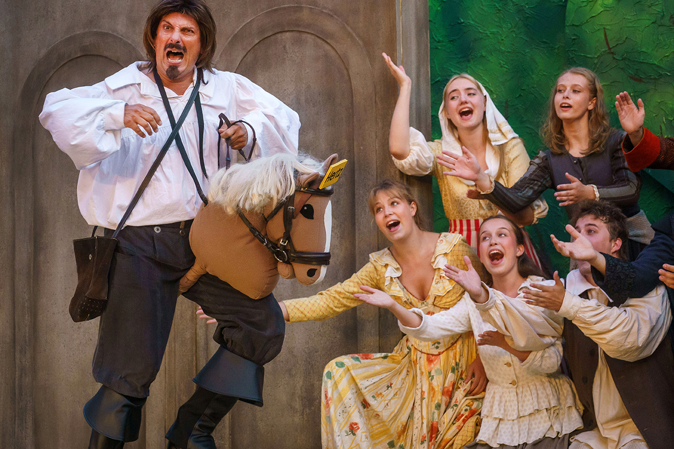 Unge D'Artagnan (Brian Kristensen) for fuld galop i farcen De Tre Musketerer i Holbæk - her flankeret af elever fra Holbæk Drama College.