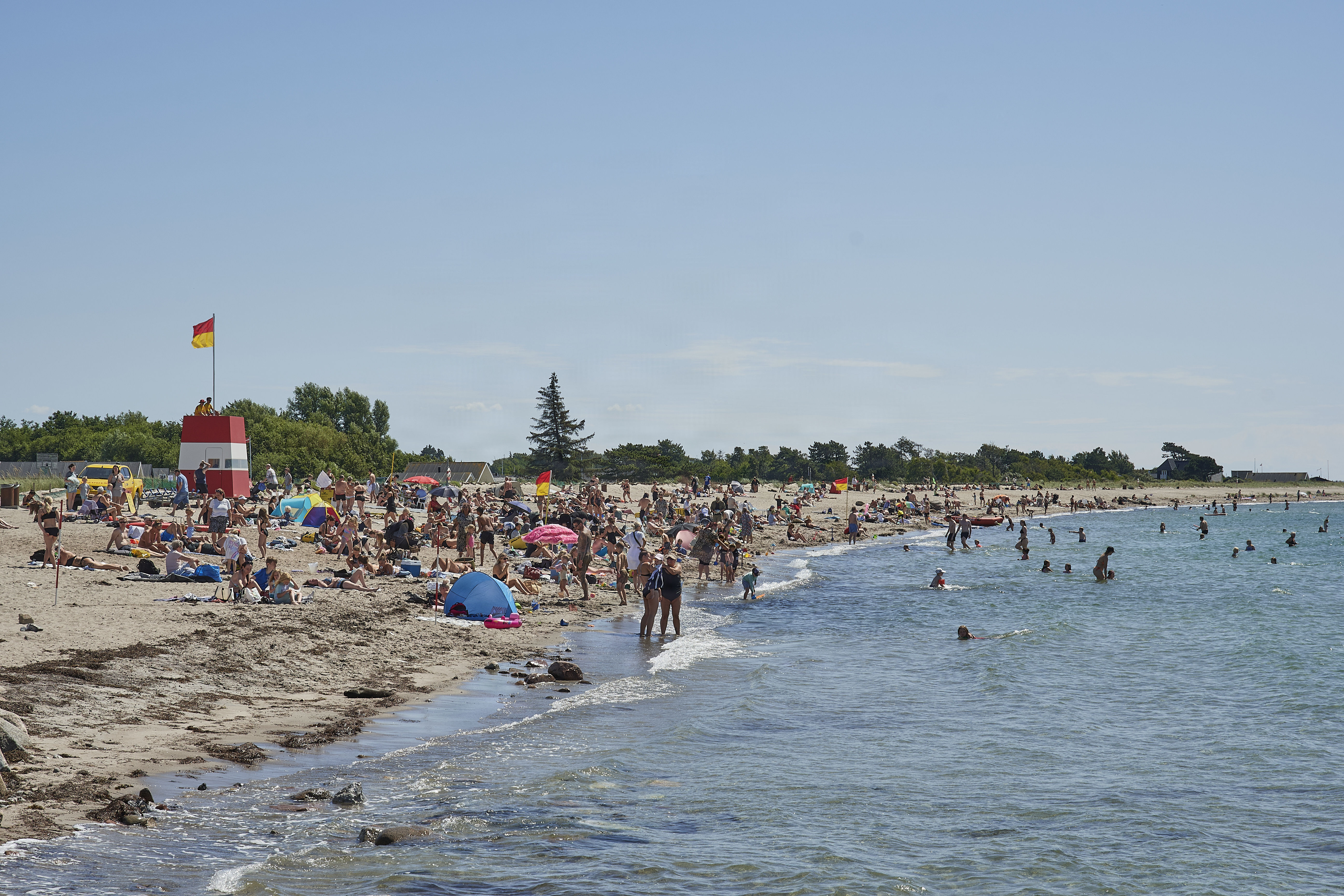 - Måske er sommerens vigtigste souvenir erkendelsen af, at ingen andre kan mærke, hvad der er rigtigt for os. Det ansvar er vores eget, skriver Tanja Tofthøj. Her ses badende gæster på stranden i Karrebæksminde.
