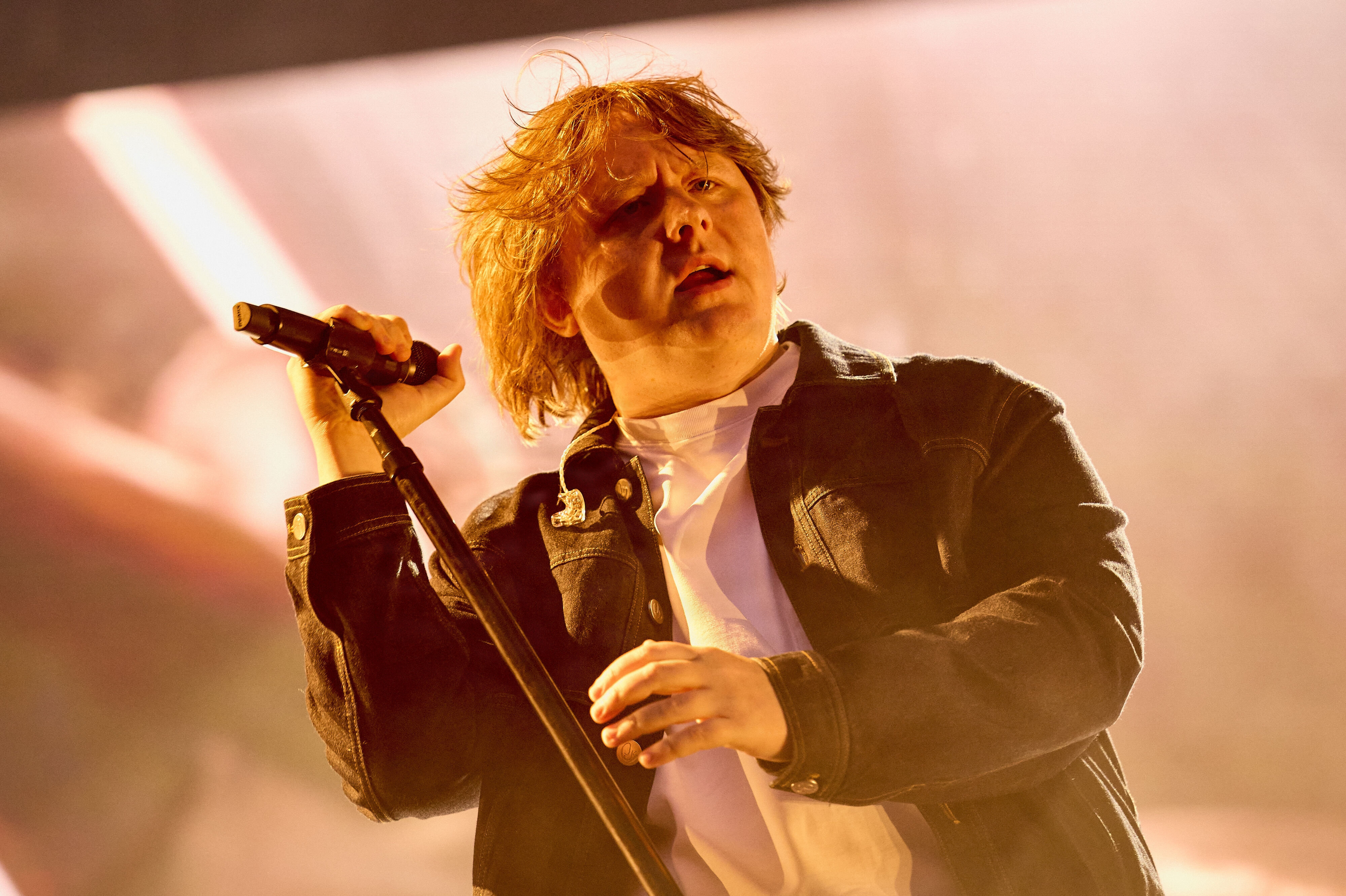 Lewis Capaldi optrådte torsdag aften på Bøgescenen på Smukfest. Her kunne de fremmødte blandt andet høre ham synge "Someone You Loved", som er et af hans store hits.