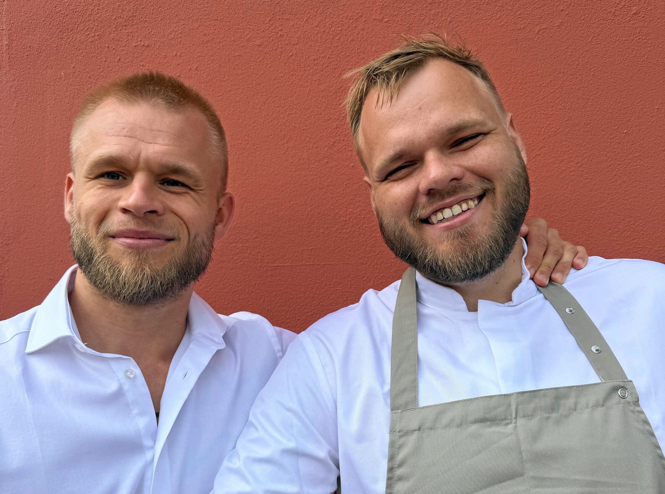Mikkel Porsgaard (tv.) og Mathias Pedersen (th.) er de to ejere af Hillerøds nye restaurant.